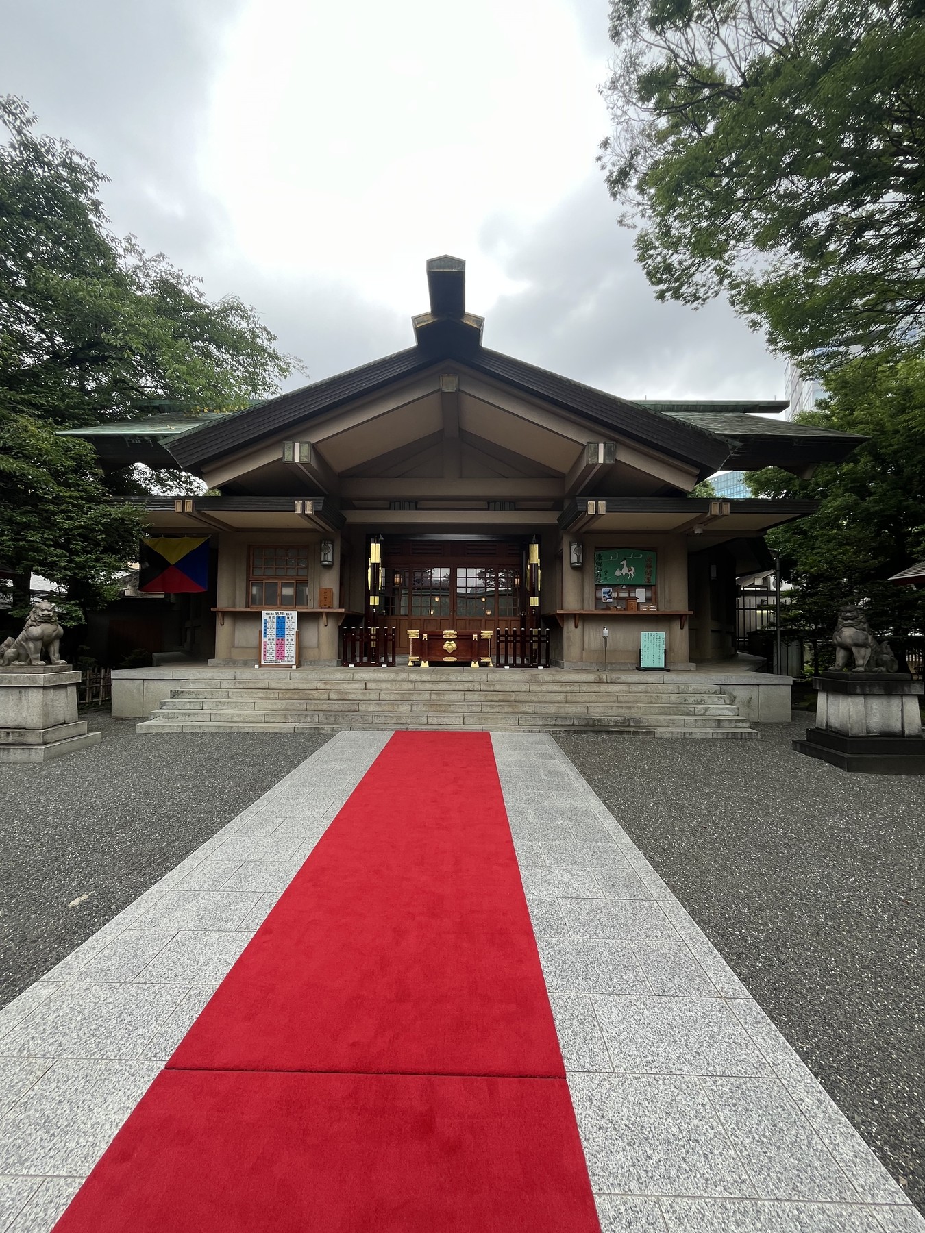 原宿 東郷神社の拝殿と赤い参道