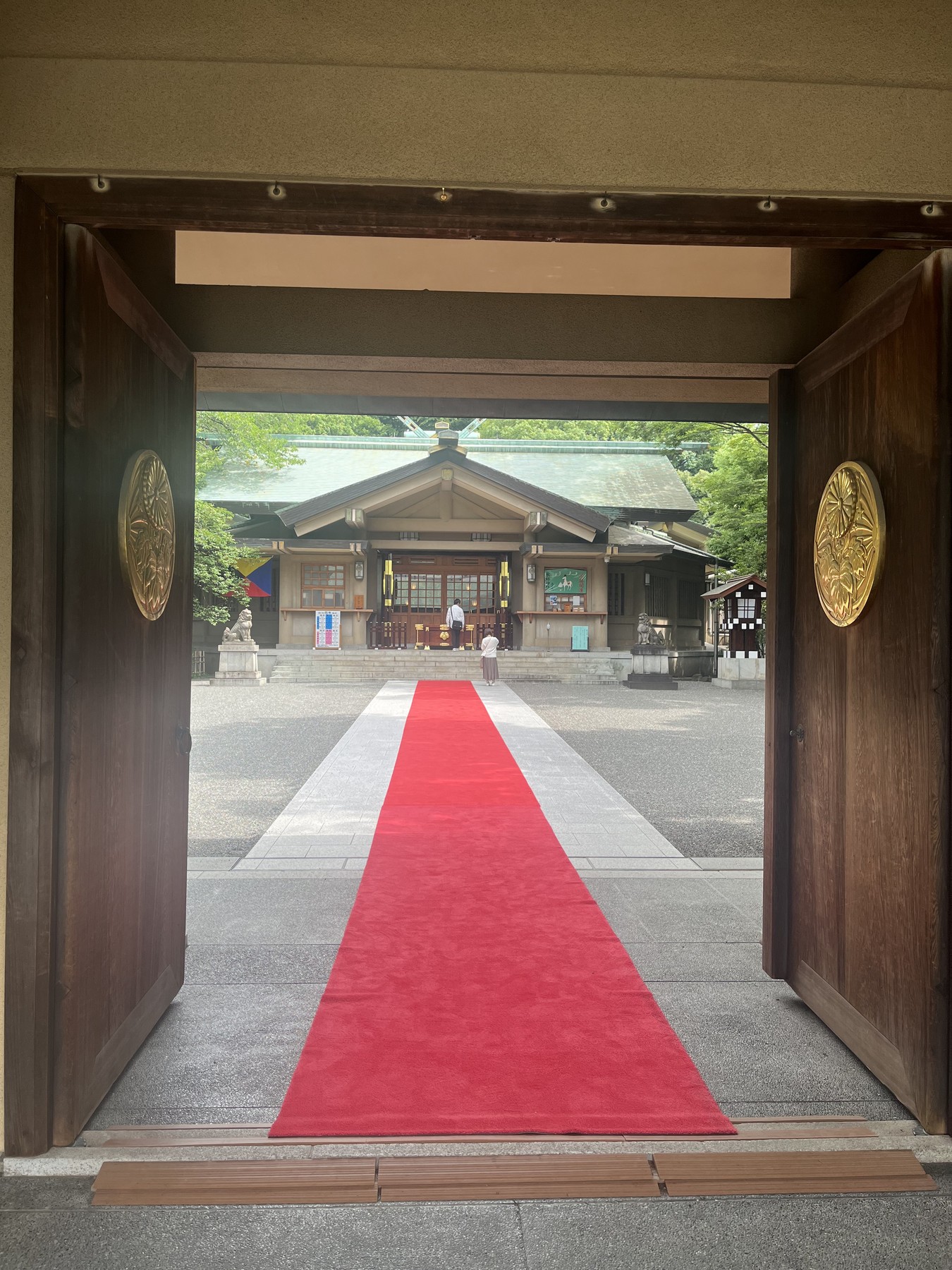 東郷神社の門から見た拝殿と赤い参道