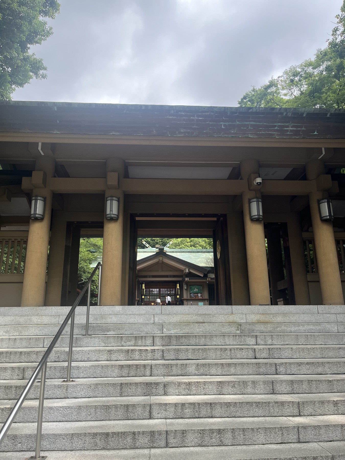 東郷神社の門と石段