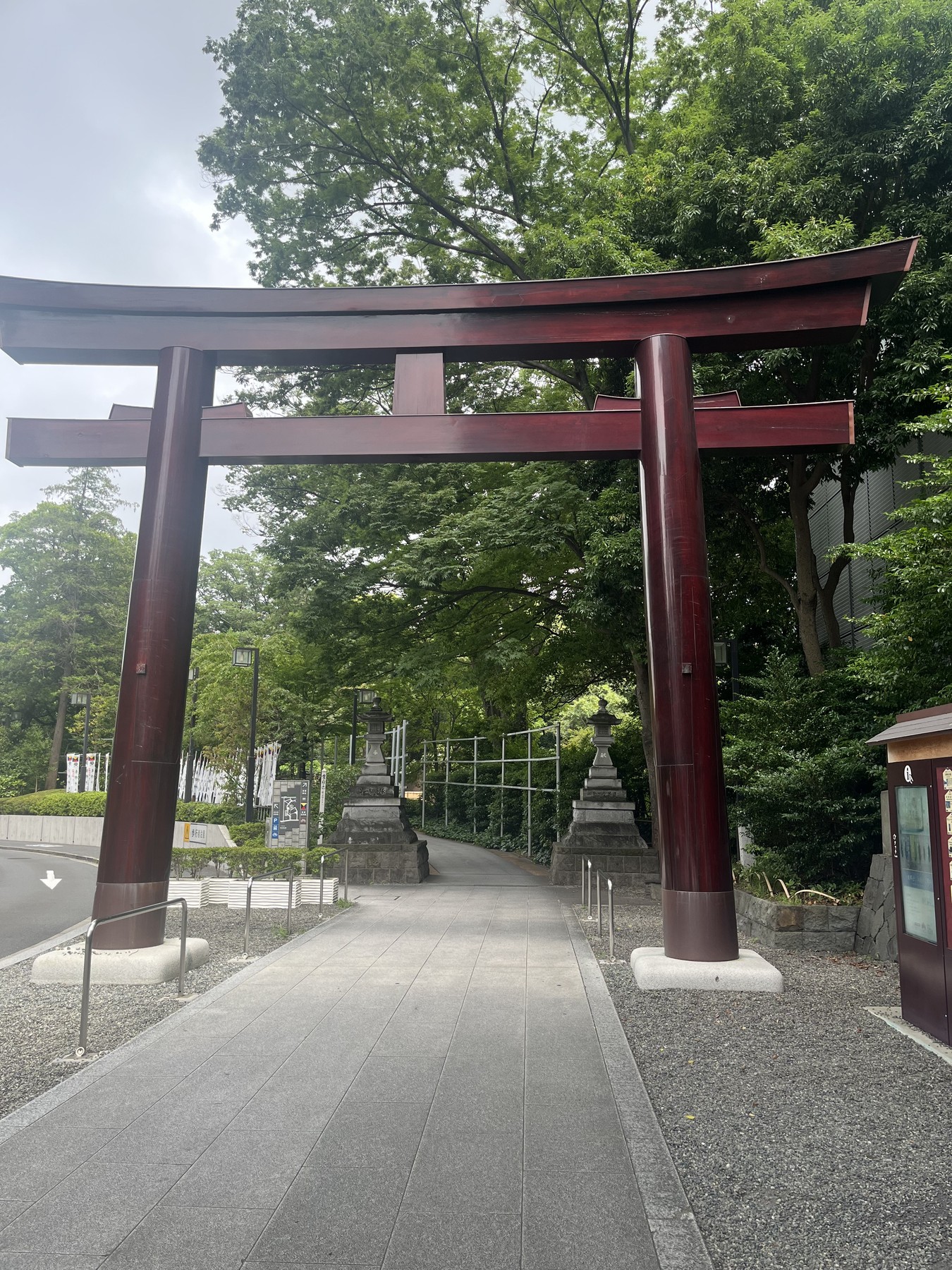 東郷神社の大きな赤い鳥居