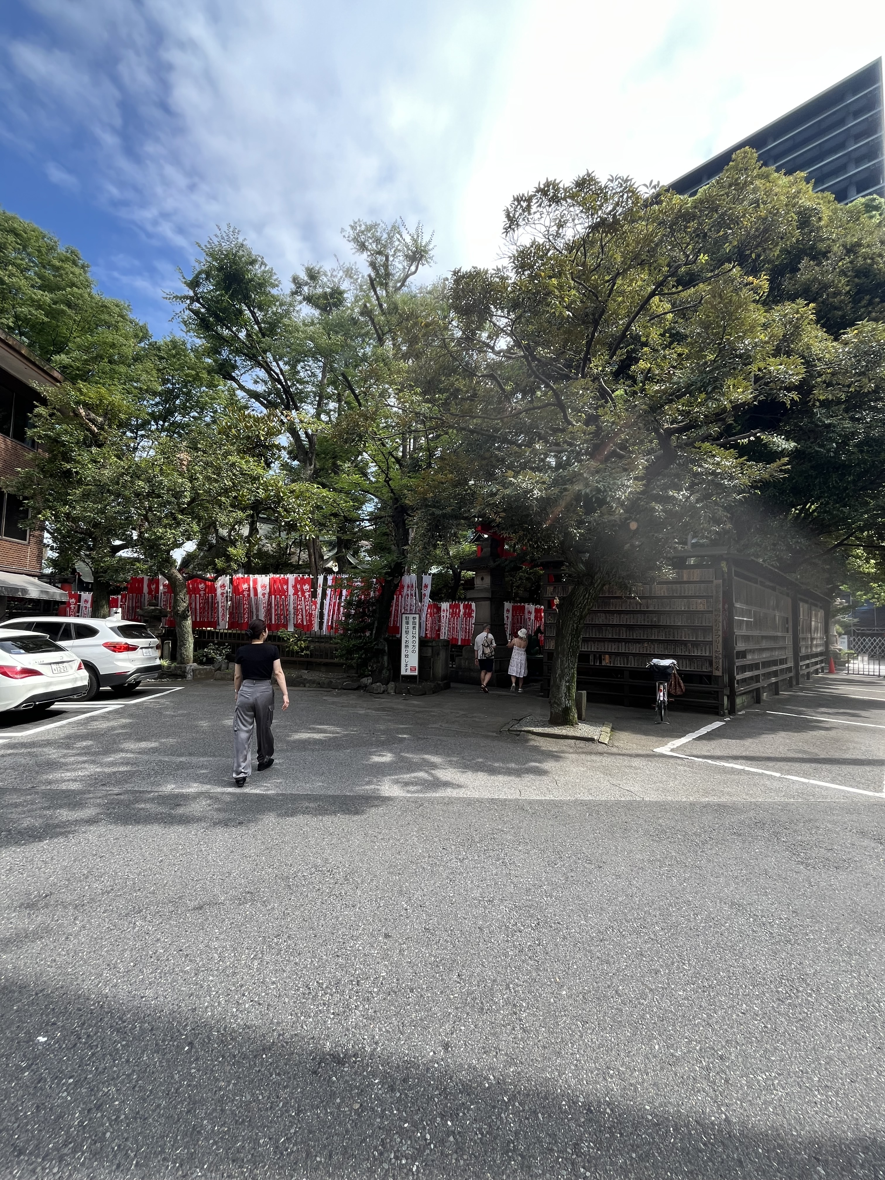 赤坂にある豊川稲荷東京別院の境内入口付近