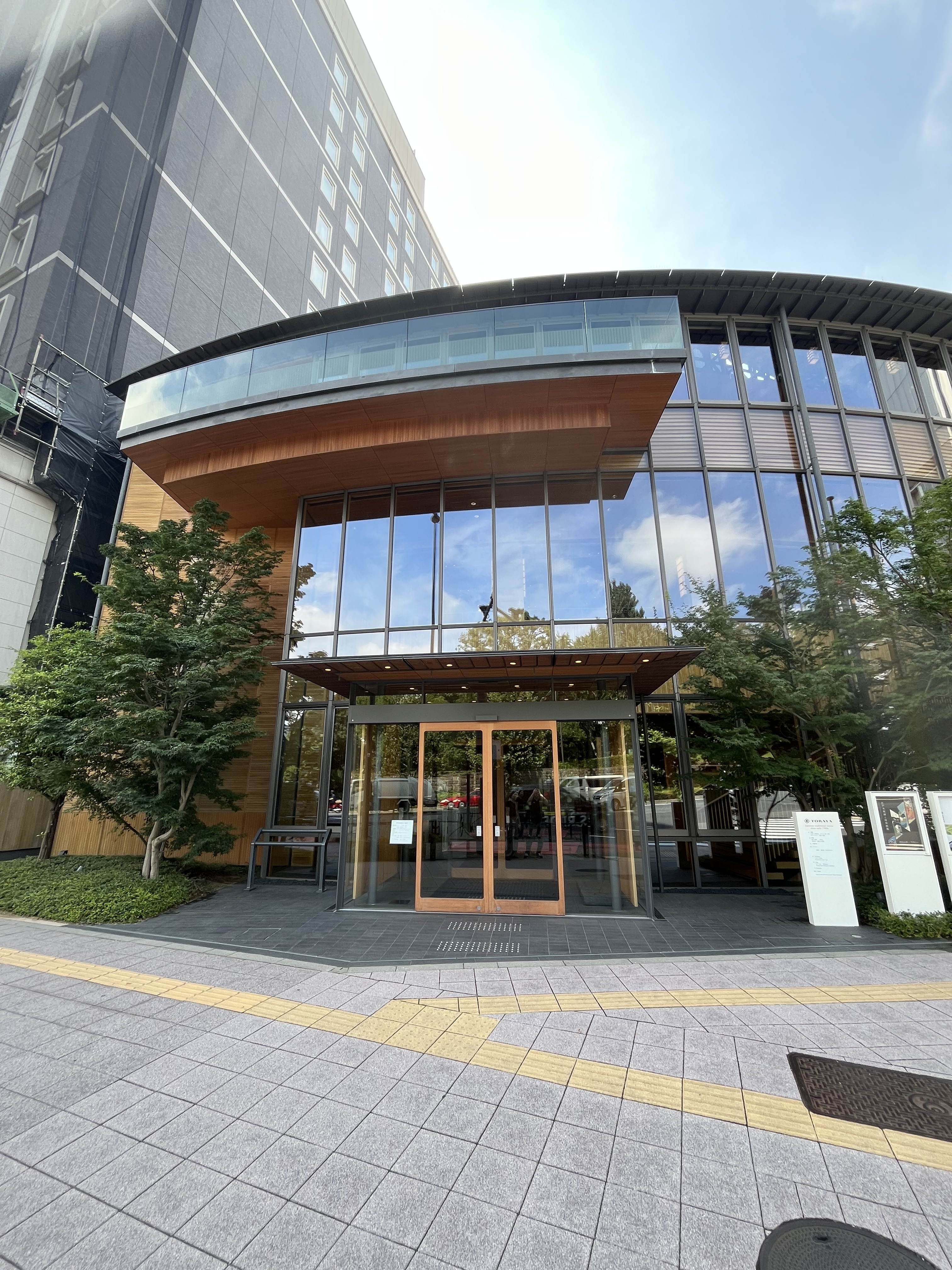 豊川稲荷東京別院近くのとらや赤坂店の外観