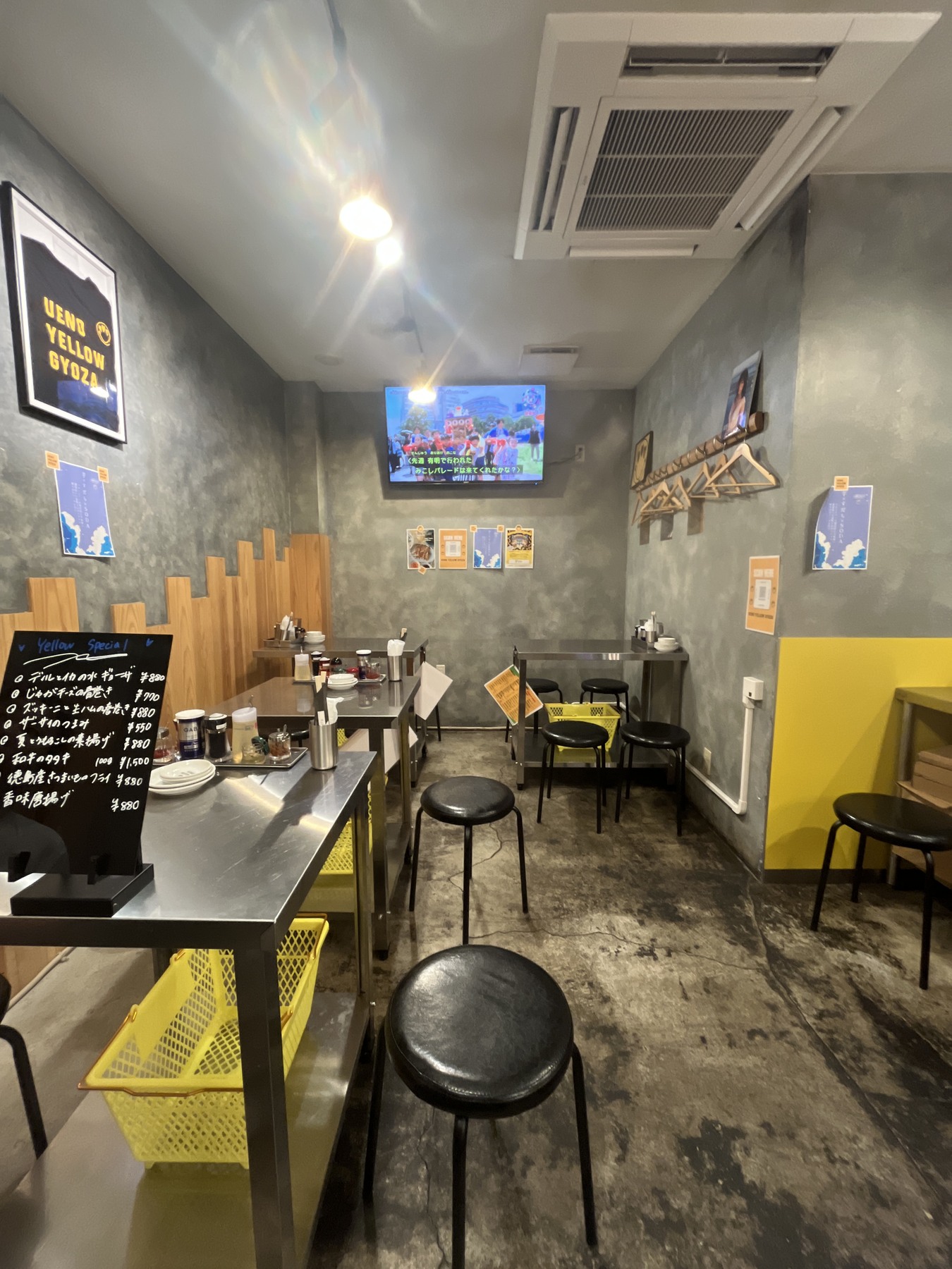UENO YELLOW GYOZAの店内