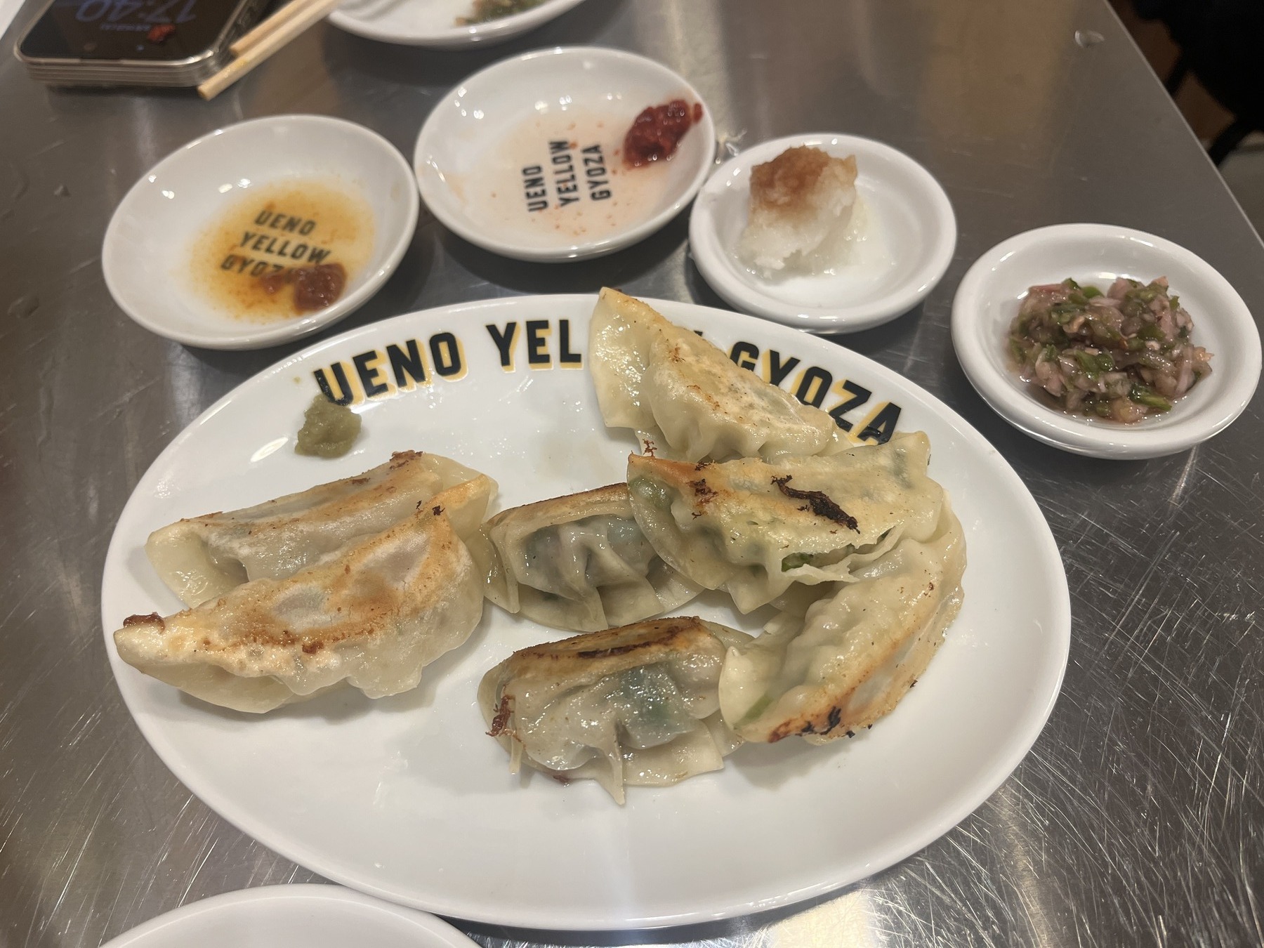UENO YELLOW GYOZAの熟成・生・発酵3種の焼き餃子食べ比べ