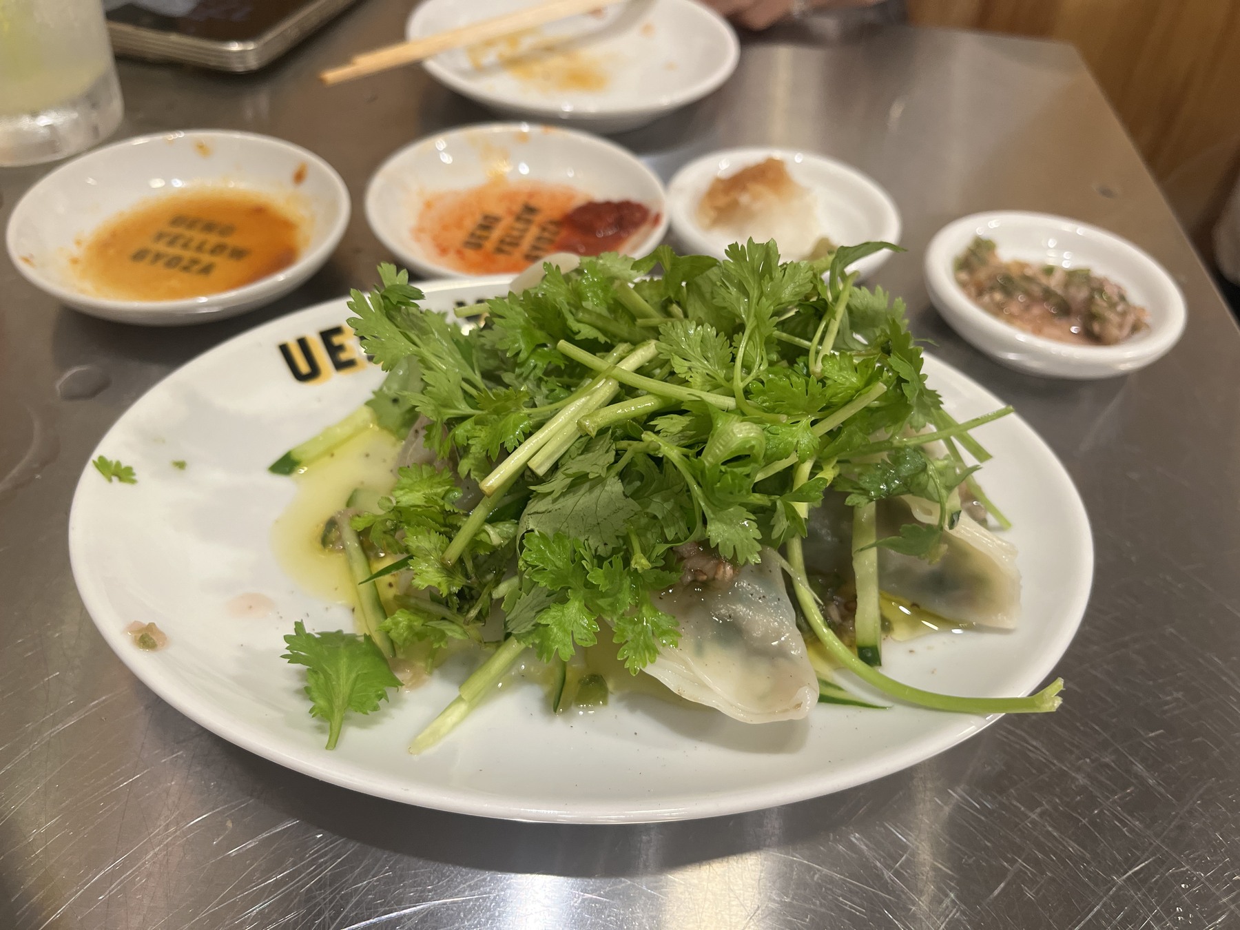 【上野】餃子も熟成させる時代!?「UENO YELLOW GYOZA」で生・発酵・熟成の3種食べ比べ&10種の味変