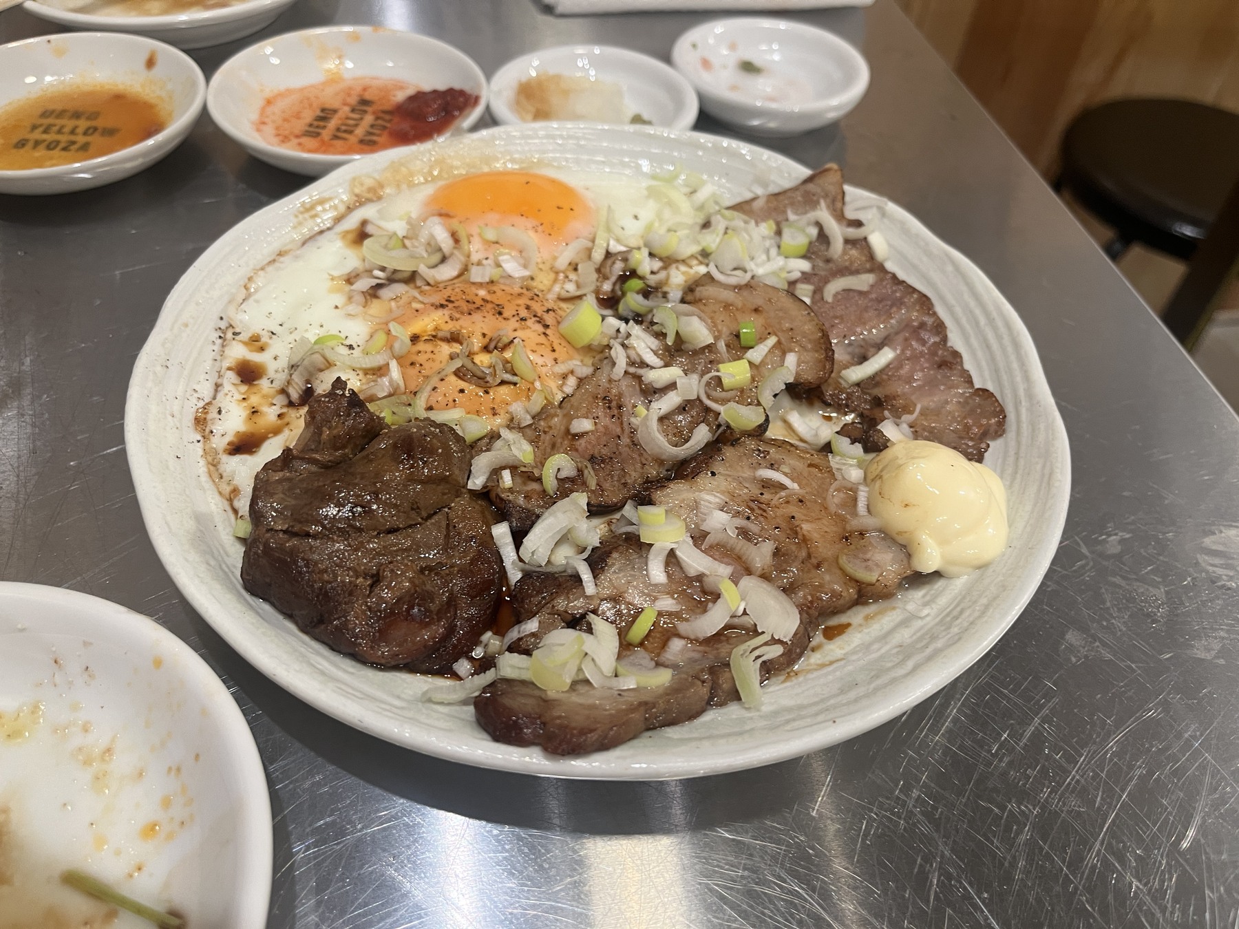 UENO YELLOW GYOZAの岩中豚チャーシューエッグ