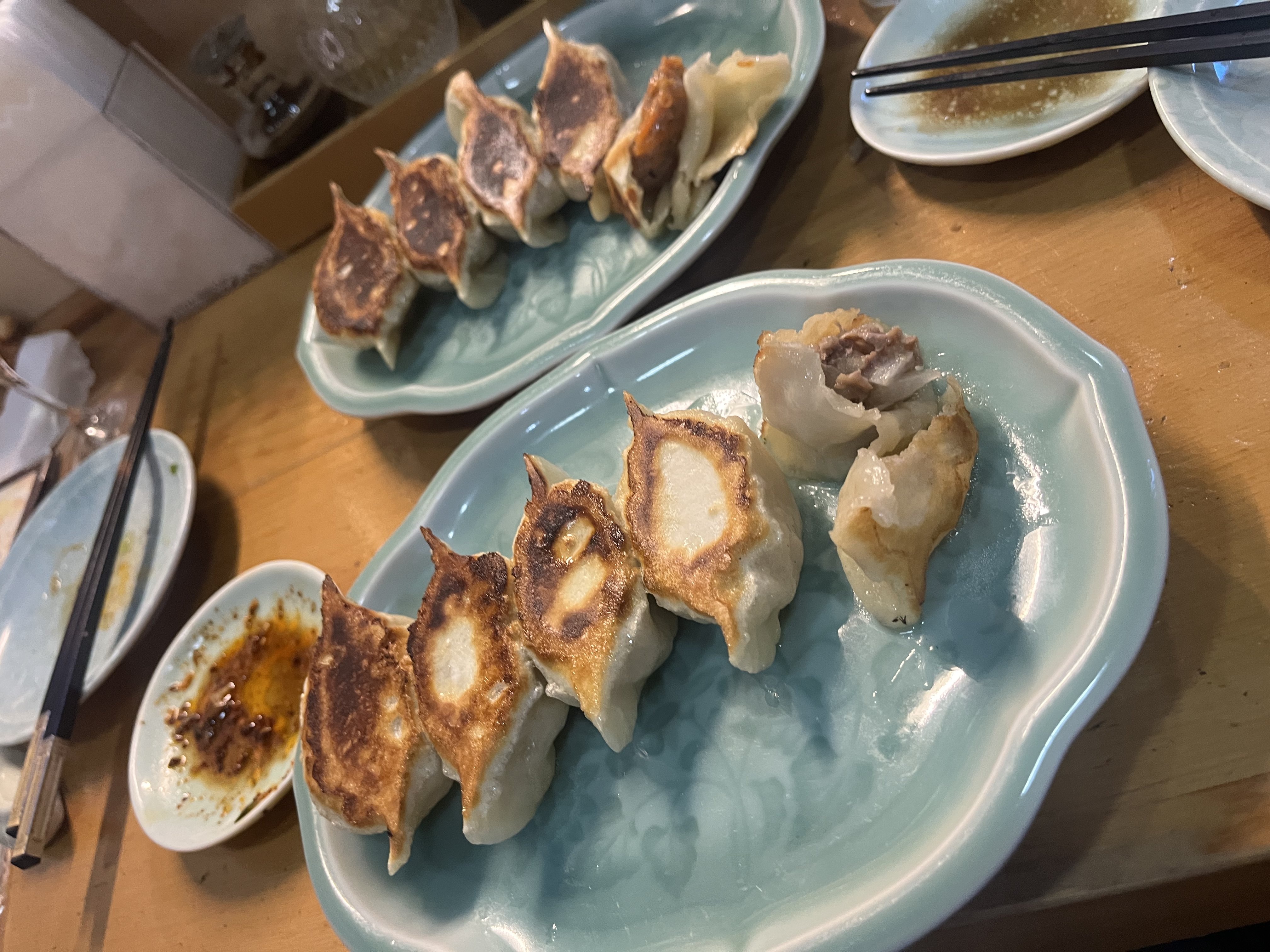 吉春で焼餃子を食べ比べる様子