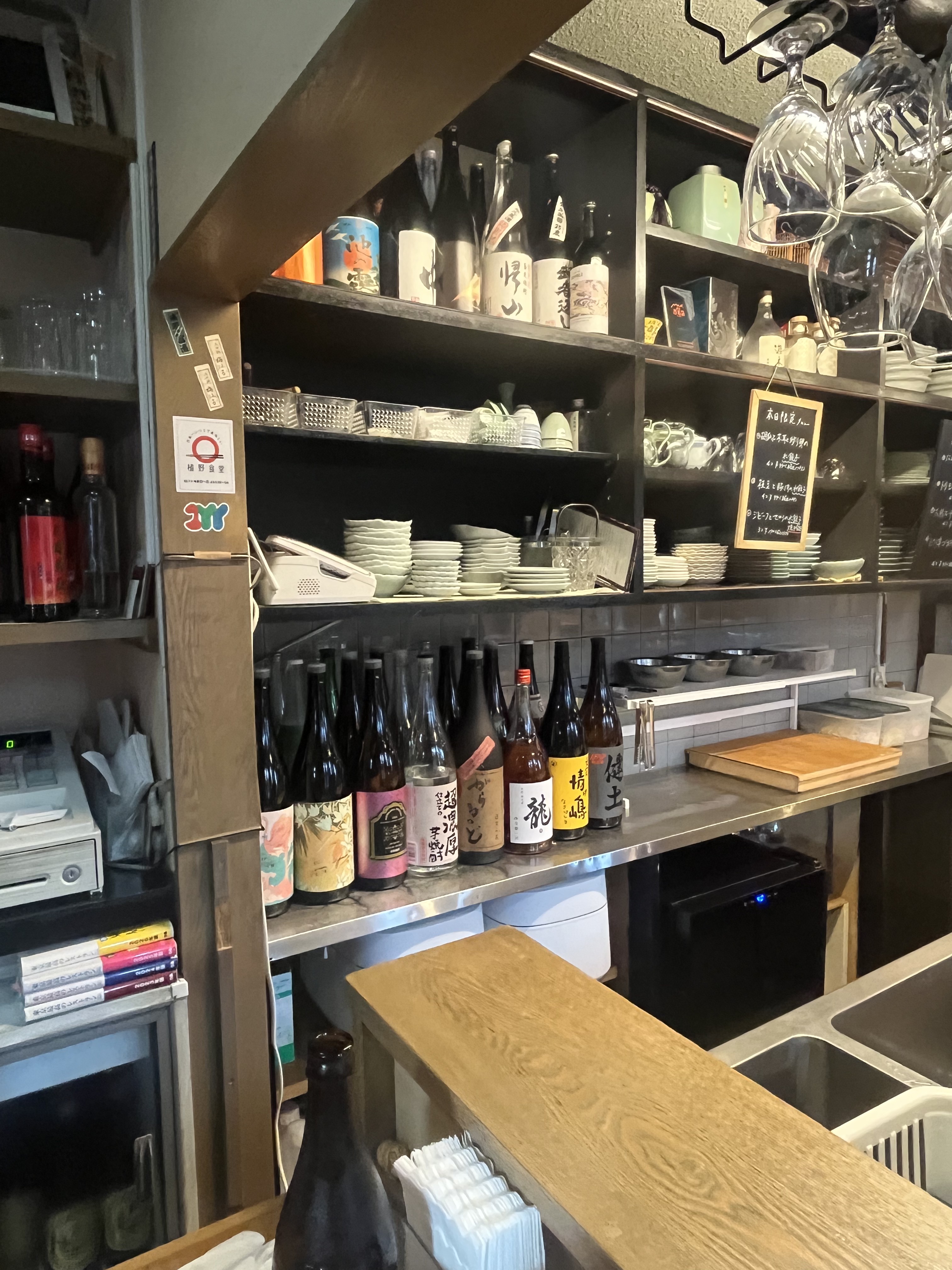 手作り餃子の店 吉春の店内とカウンター奥