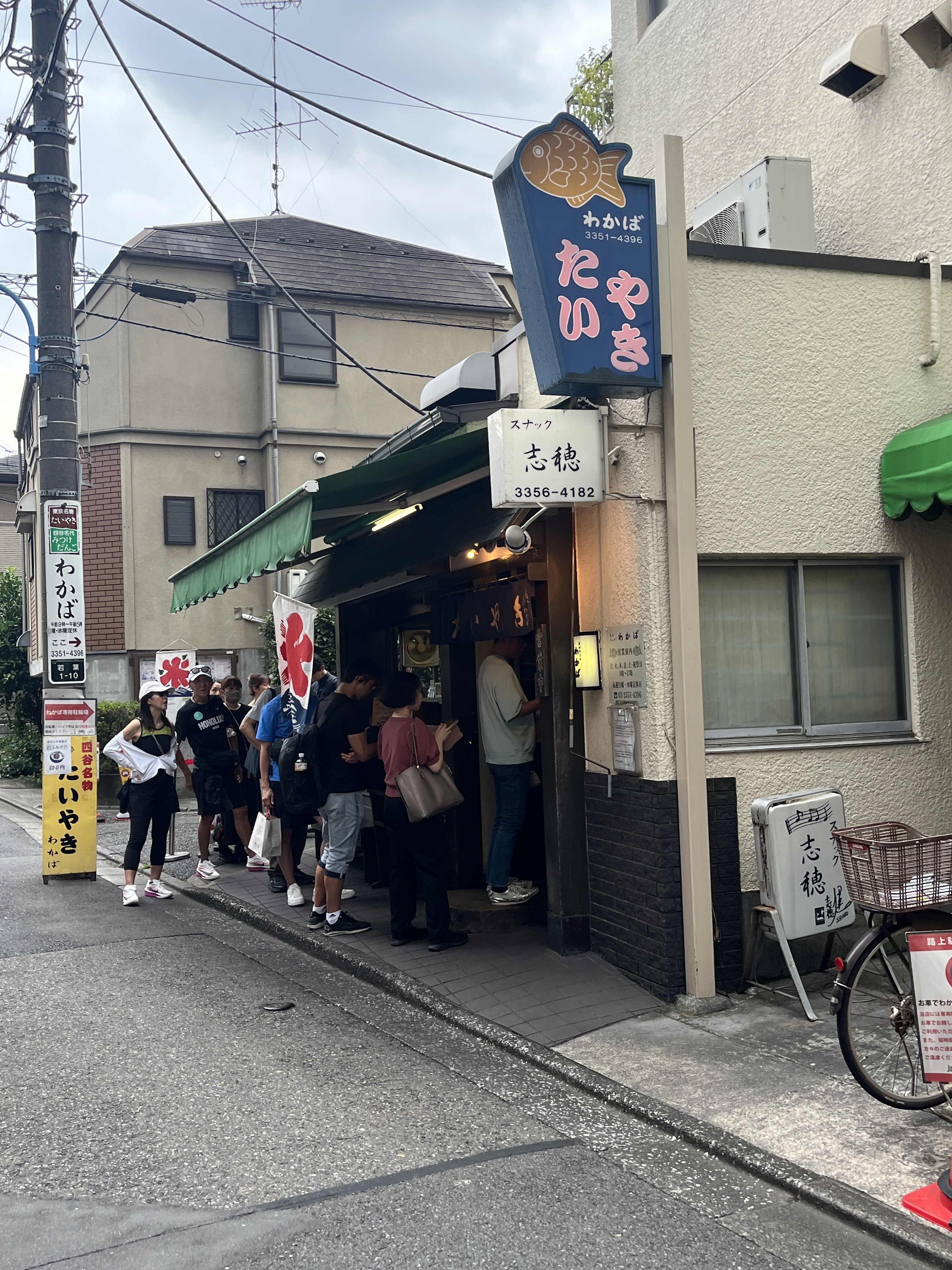 たいやきわかばの店頭に並ぶ人