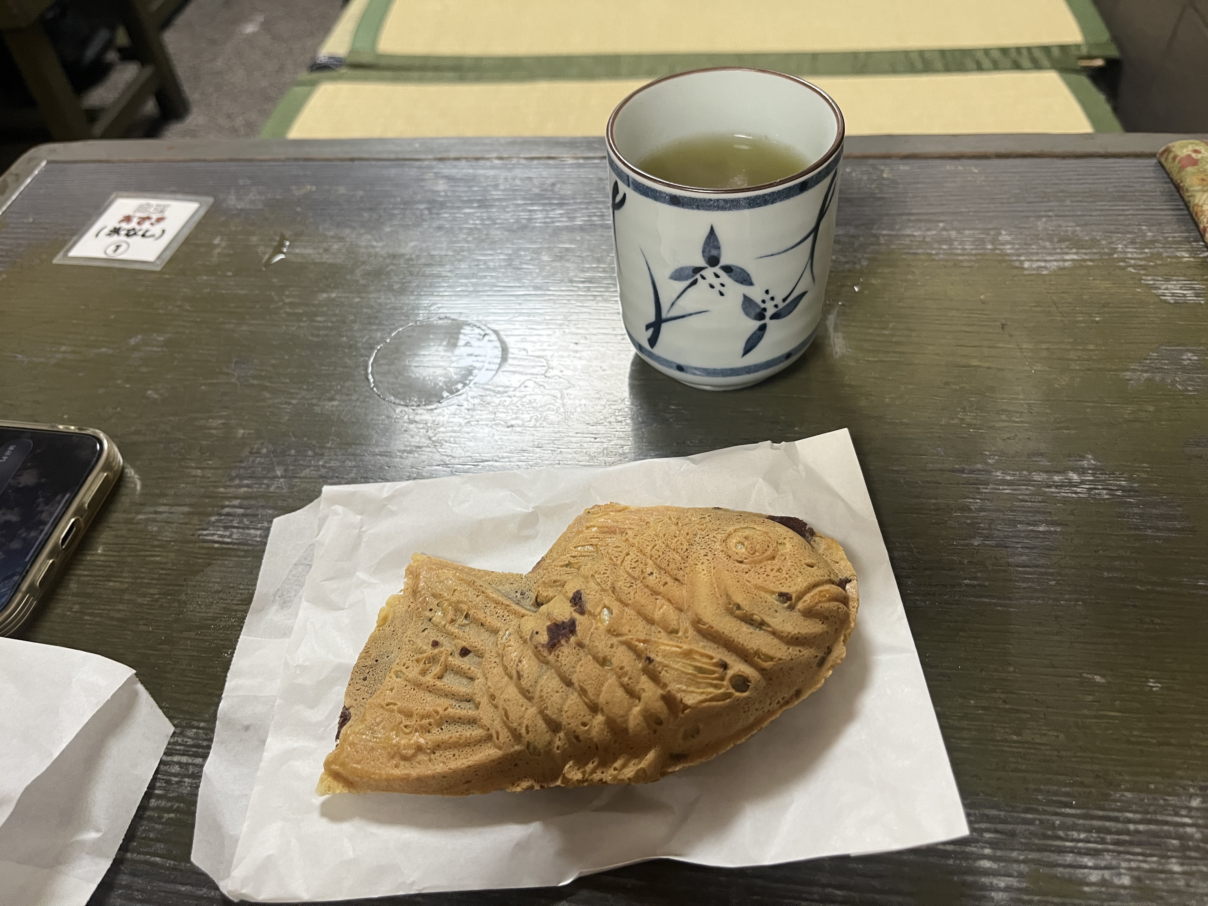 たいやきわかばの焼きたてたい焼きとお茶
