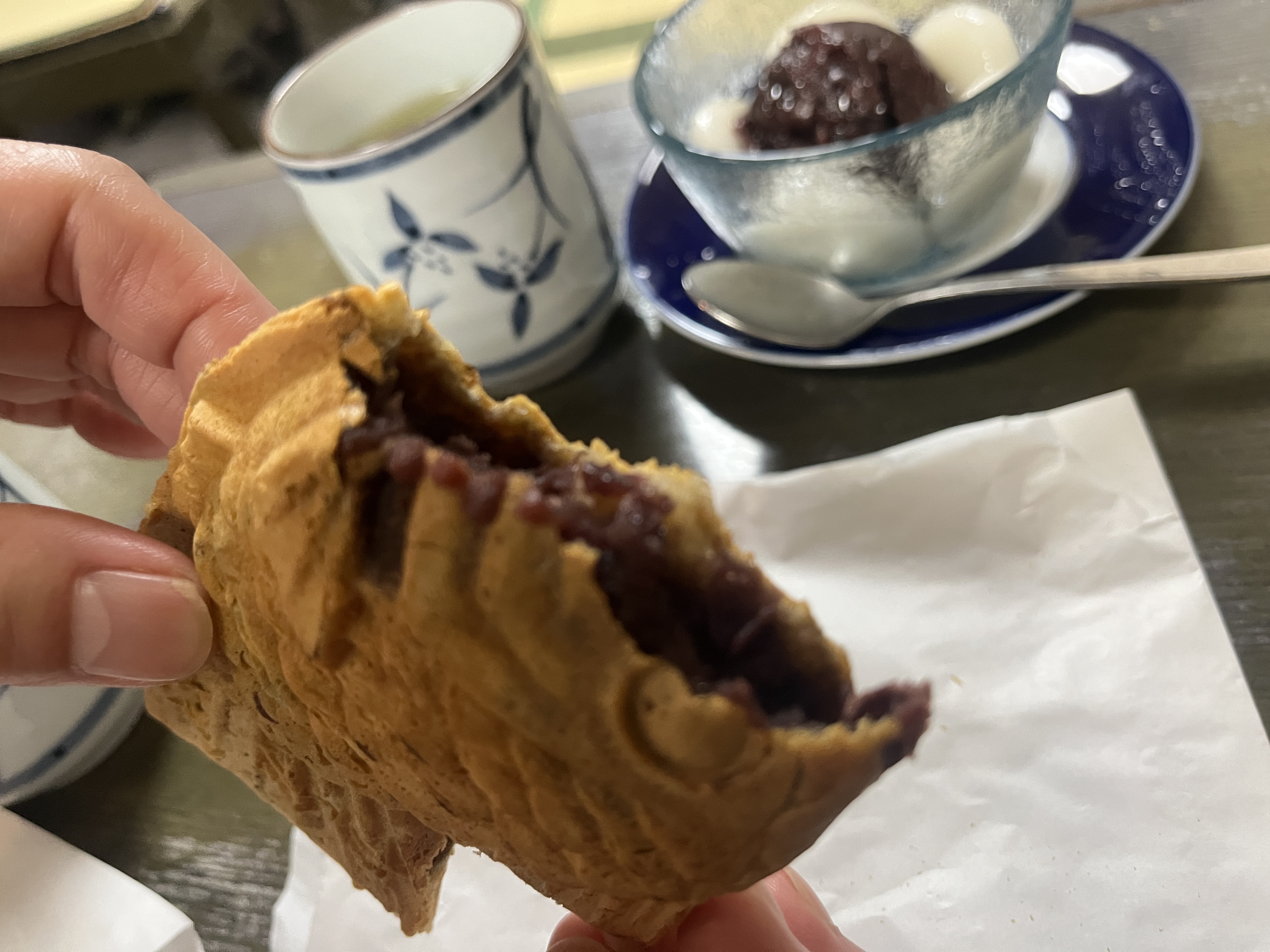 たいやきわかばのたい焼きの断面とたっぷりのあんこ