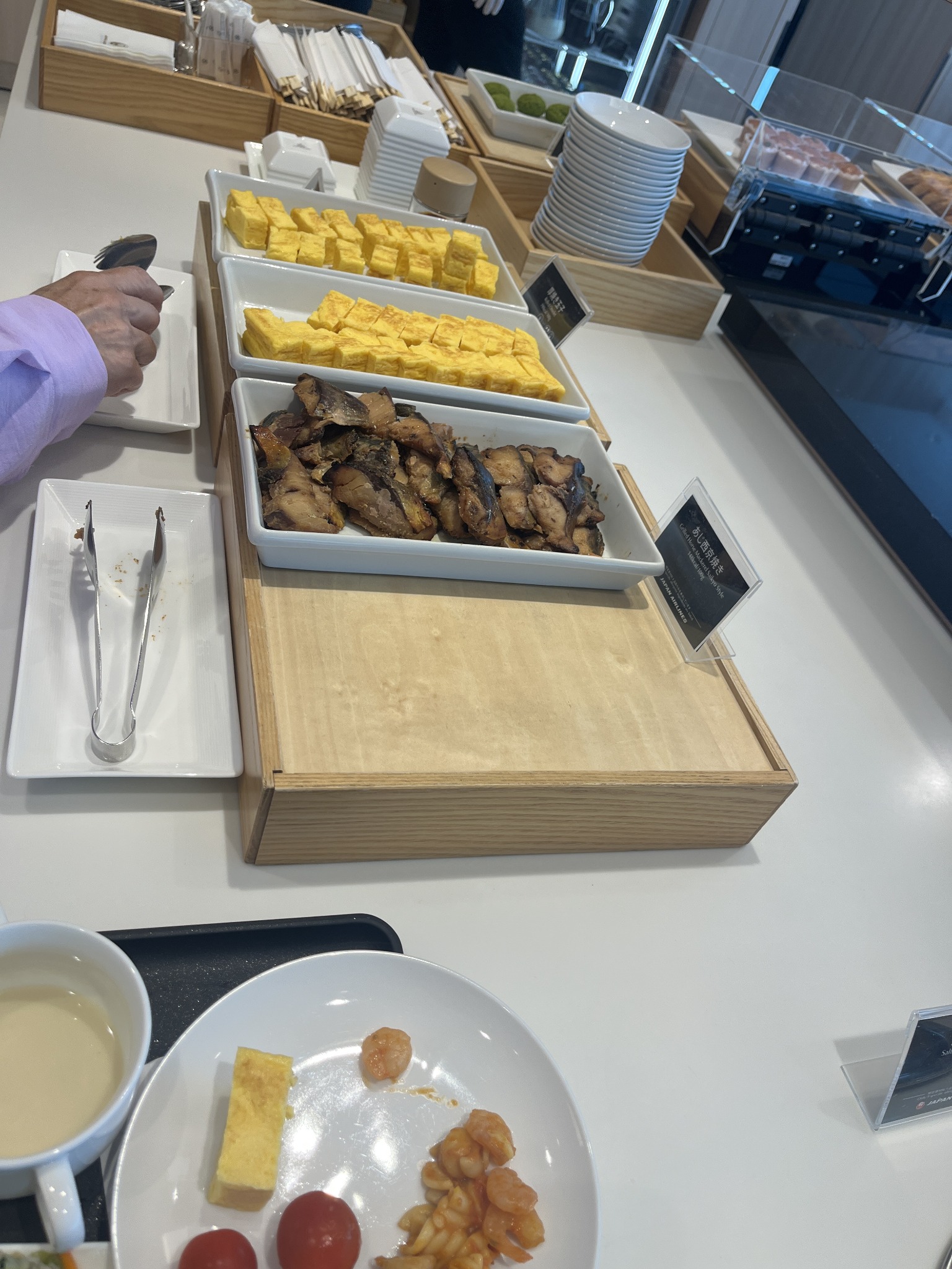 卵料理やチキンのビュッフェ