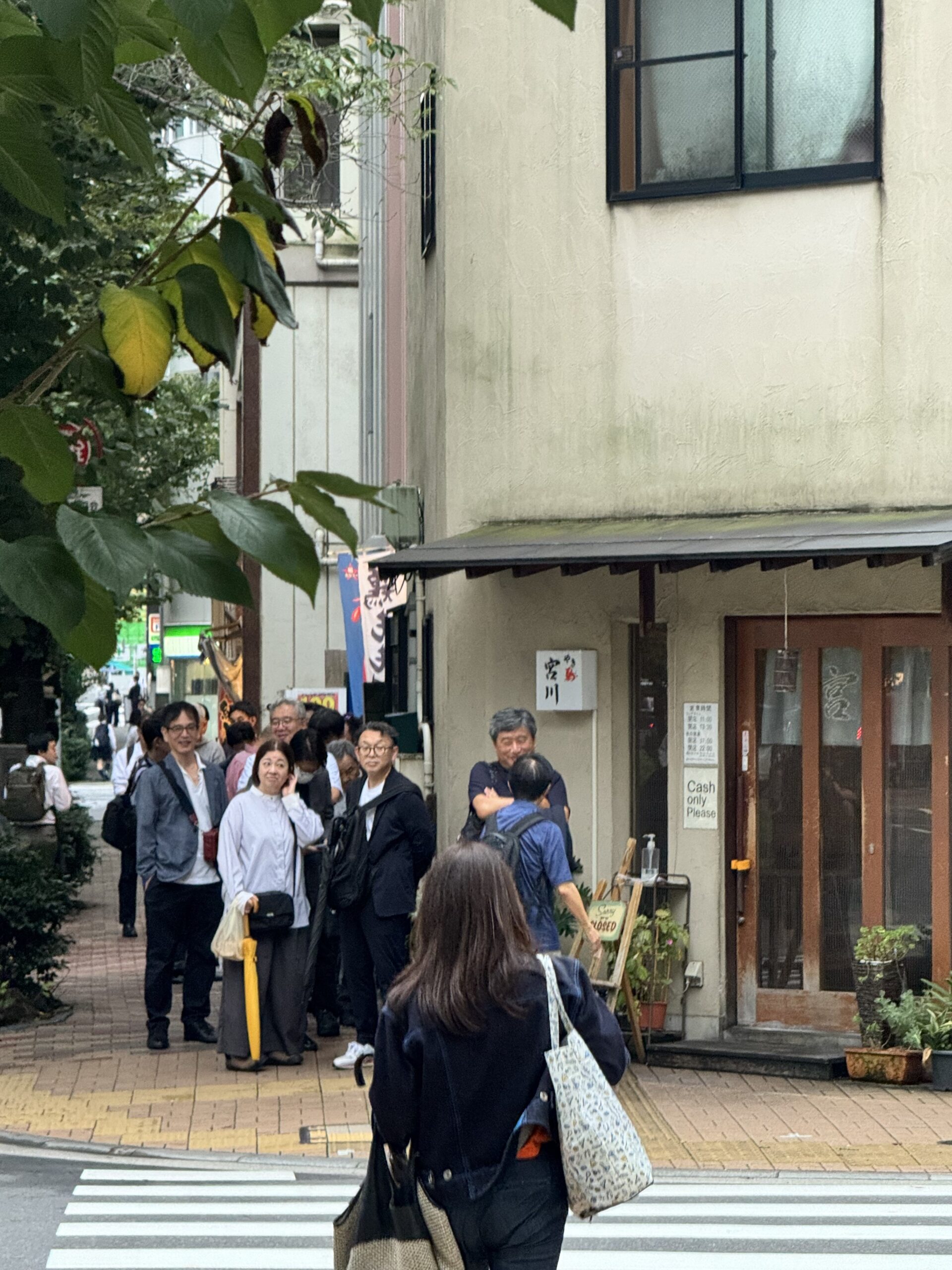 茅場町 やき鳥宮川の店舗前にできた行列