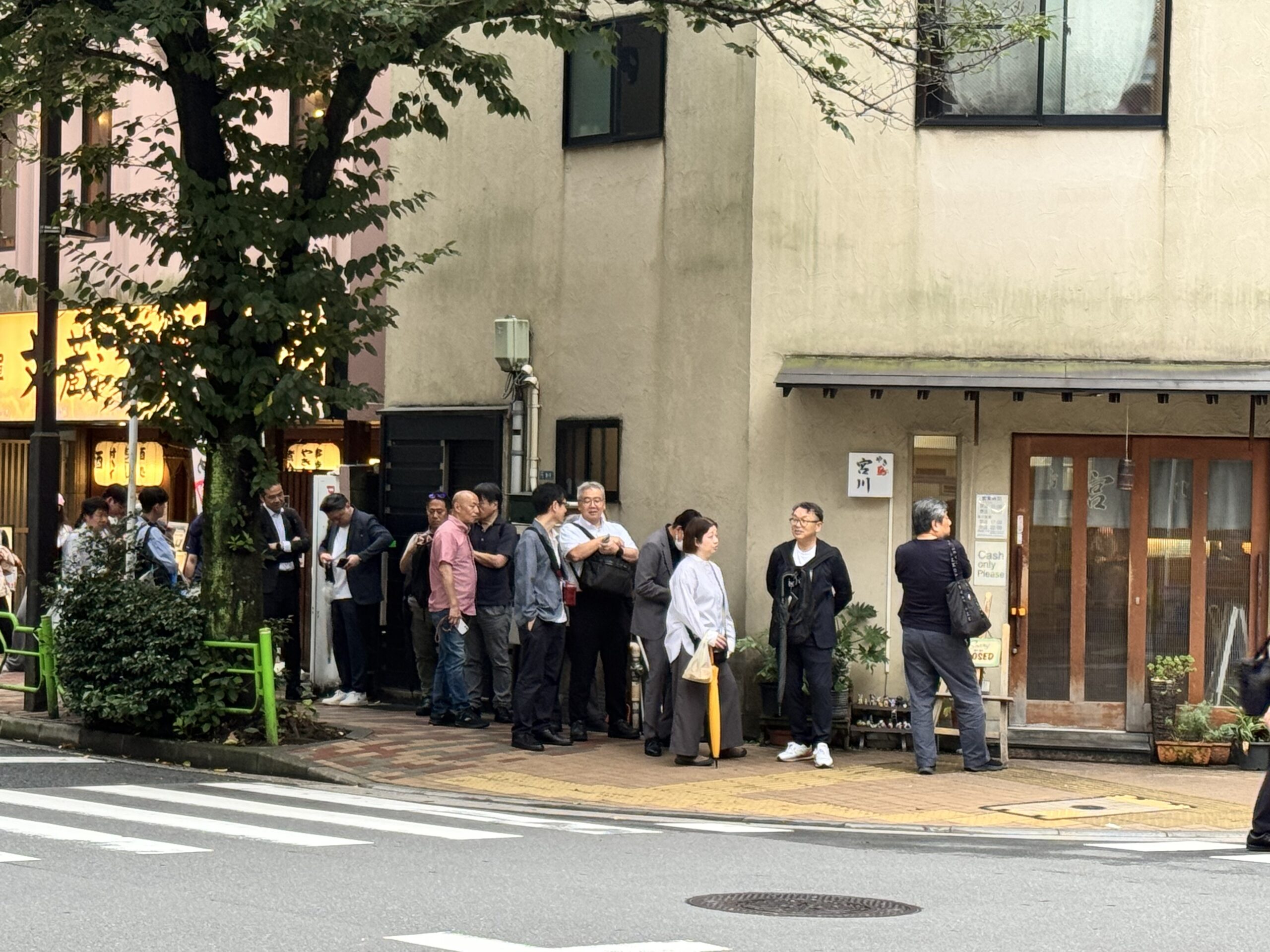 茅場町 やき鳥宮川の行列を少し離れて撮影