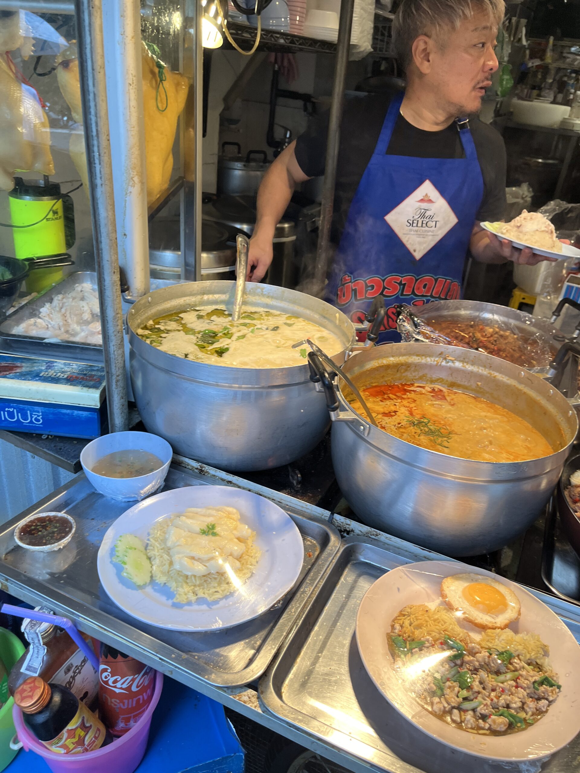 タイごはん泉州屋台の店頭に並ぶタイ料理