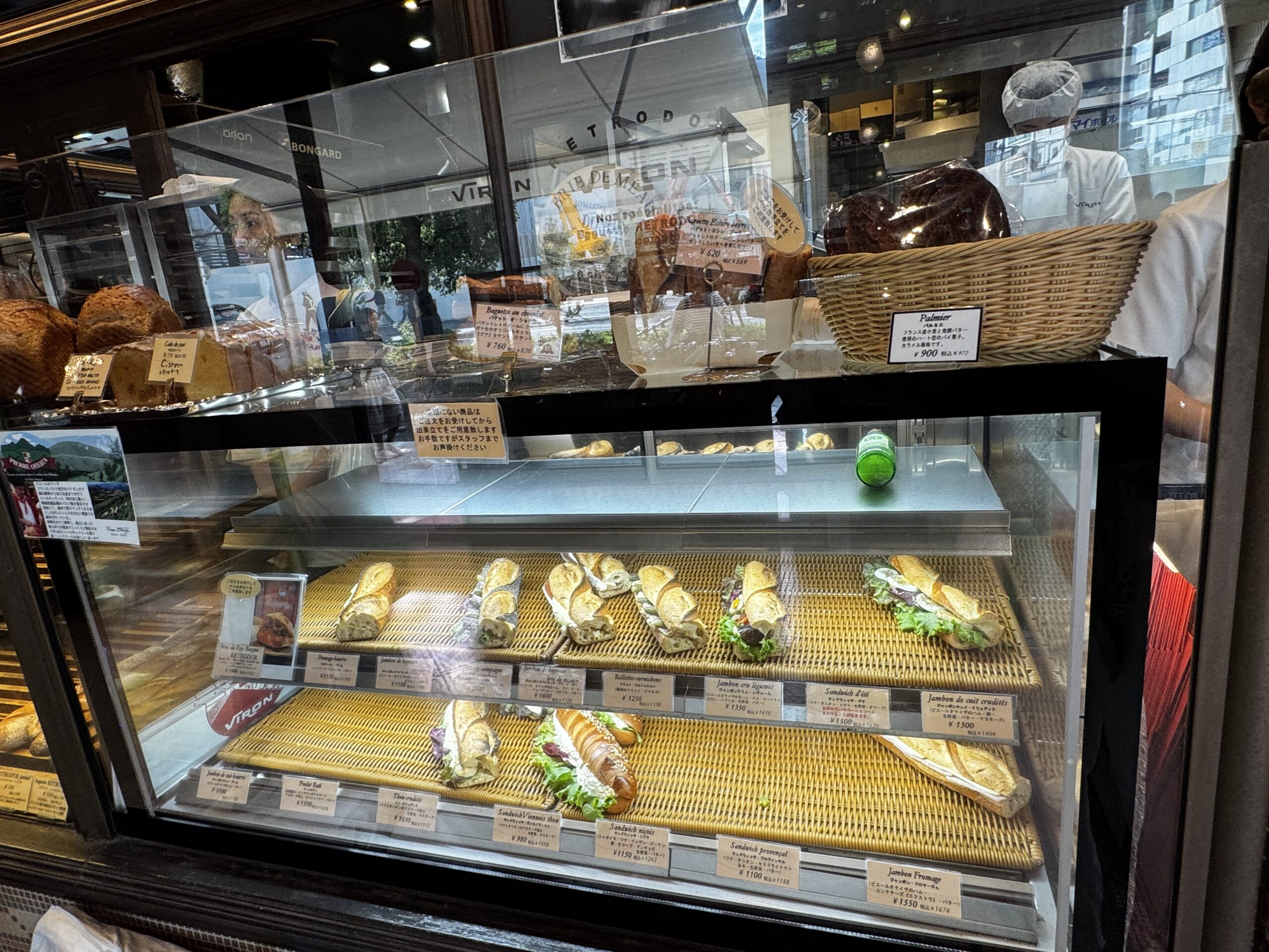VIRON 渋谷店のパンとバゲットサンドが並ぶショーケース