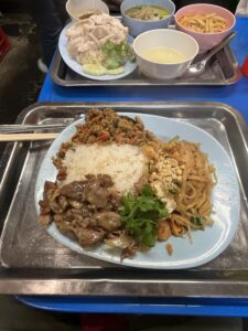 【芝公園・大門】「タイごはん 泉州屋台」で選べる盛り合わせ!カオマンガイも楽しむタイランチ