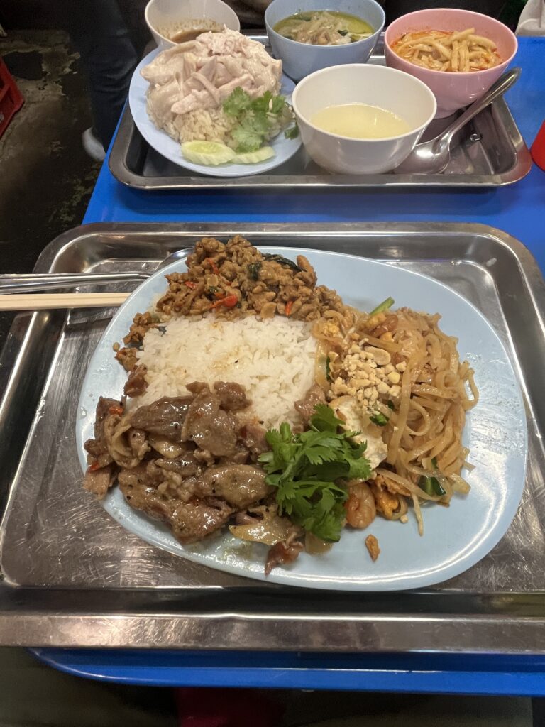 【芝公園・大門】「タイごはん 泉州屋台」で選べる盛り合わせ!カオマンガイも楽しむタイランチ