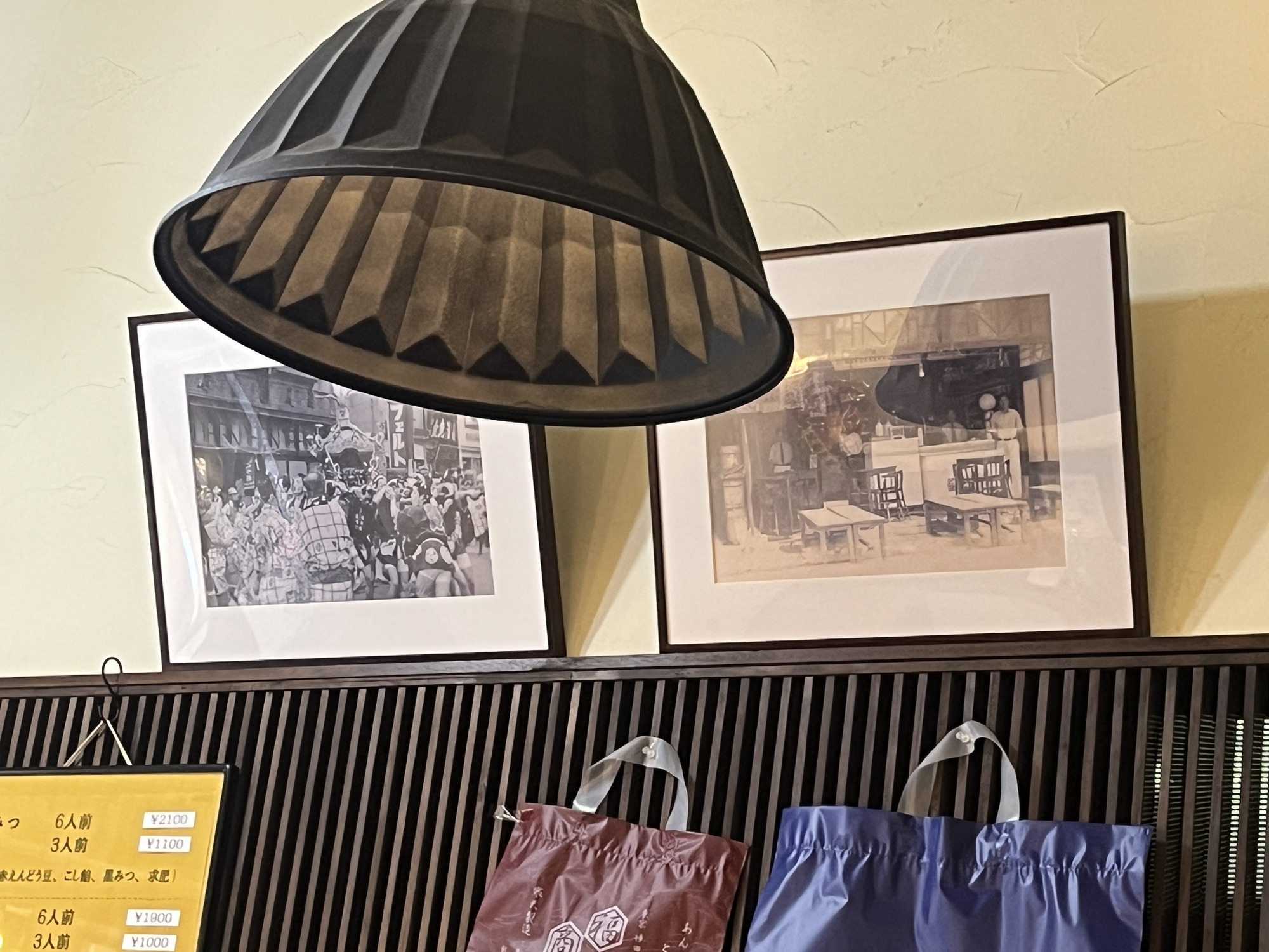 福尾商店に飾られた昔の神田の写真
