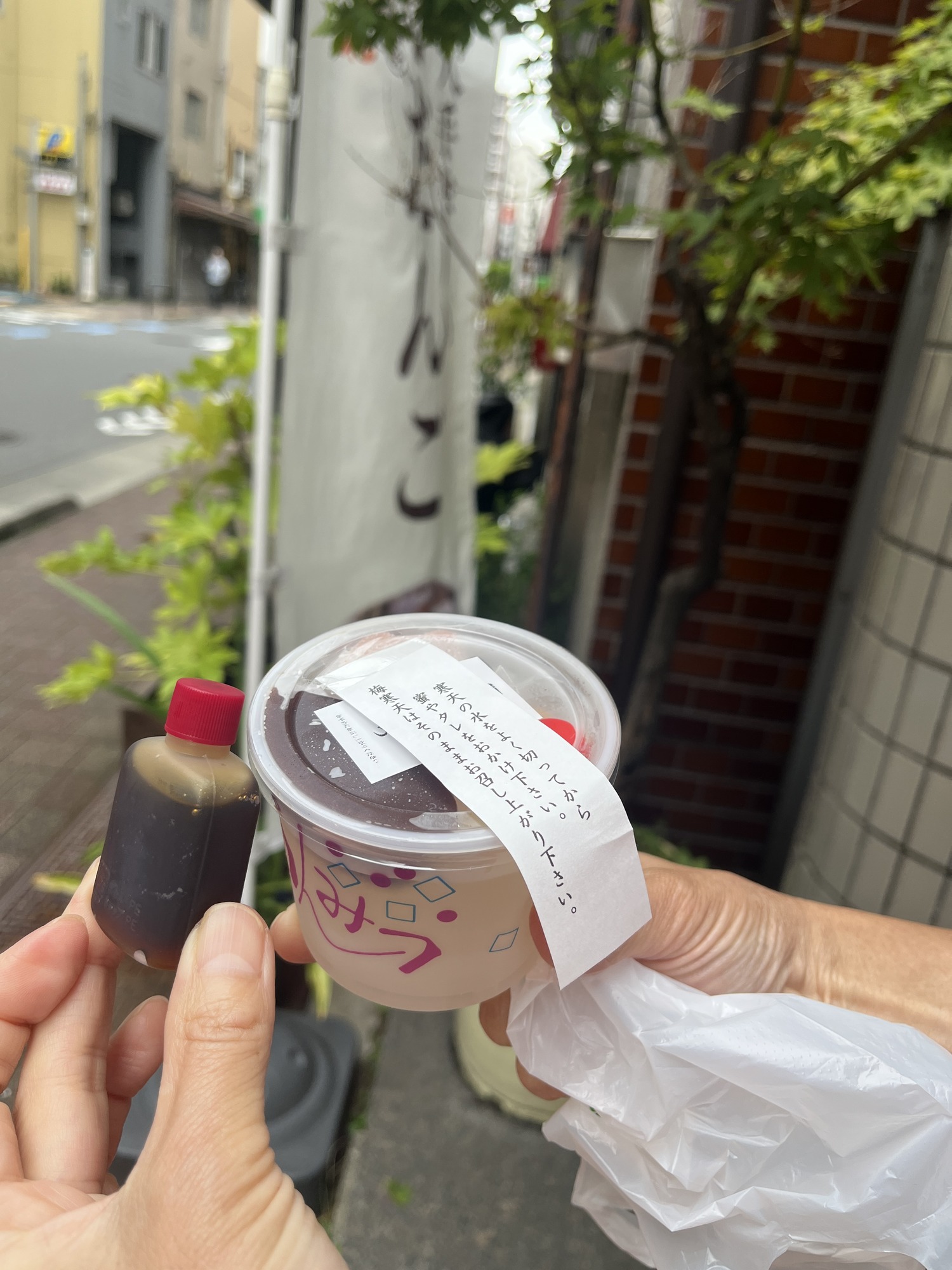 福尾商店のカップ入りあんみつと黒蜜