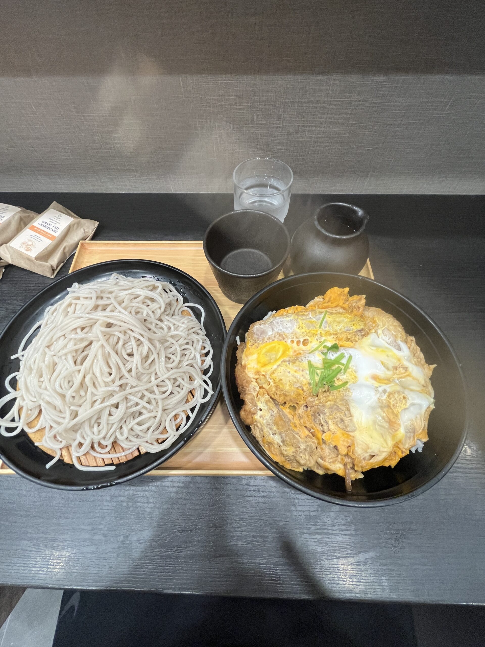 小諸そばの親子丼と冷たいもりそばのセット