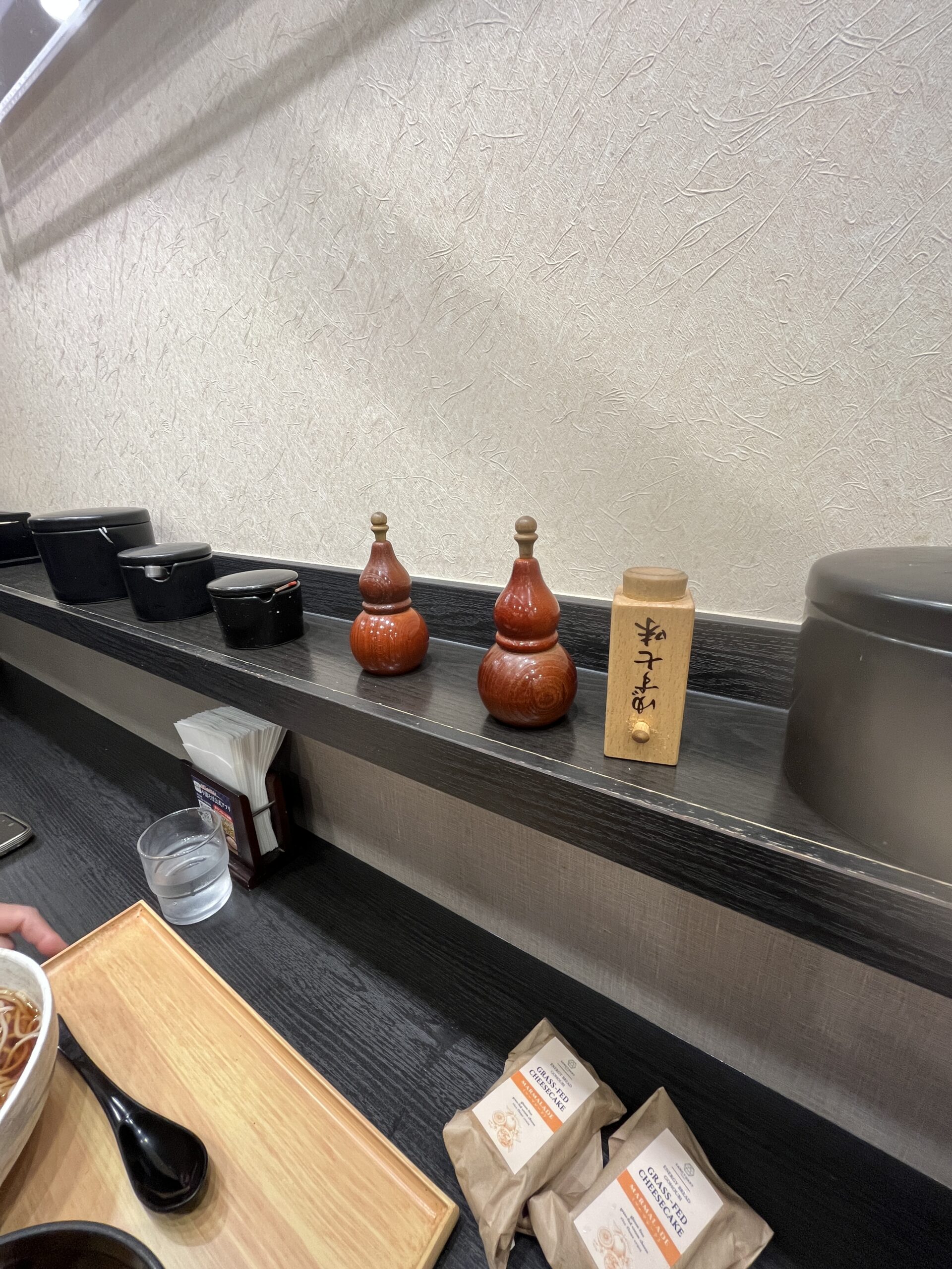 小諸そば 赤坂店の卓上調味料と店内