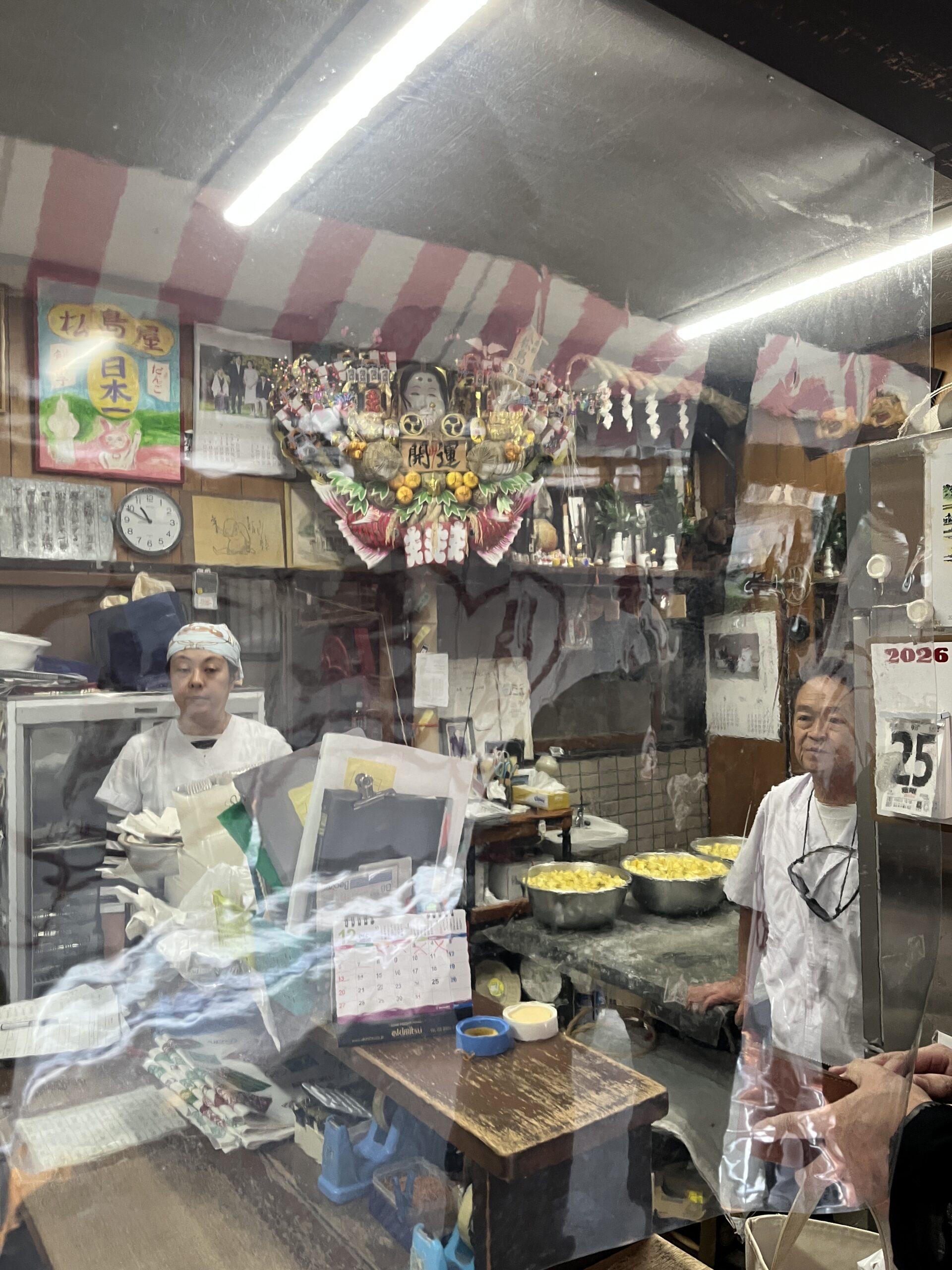 松島屋の店内と作業場