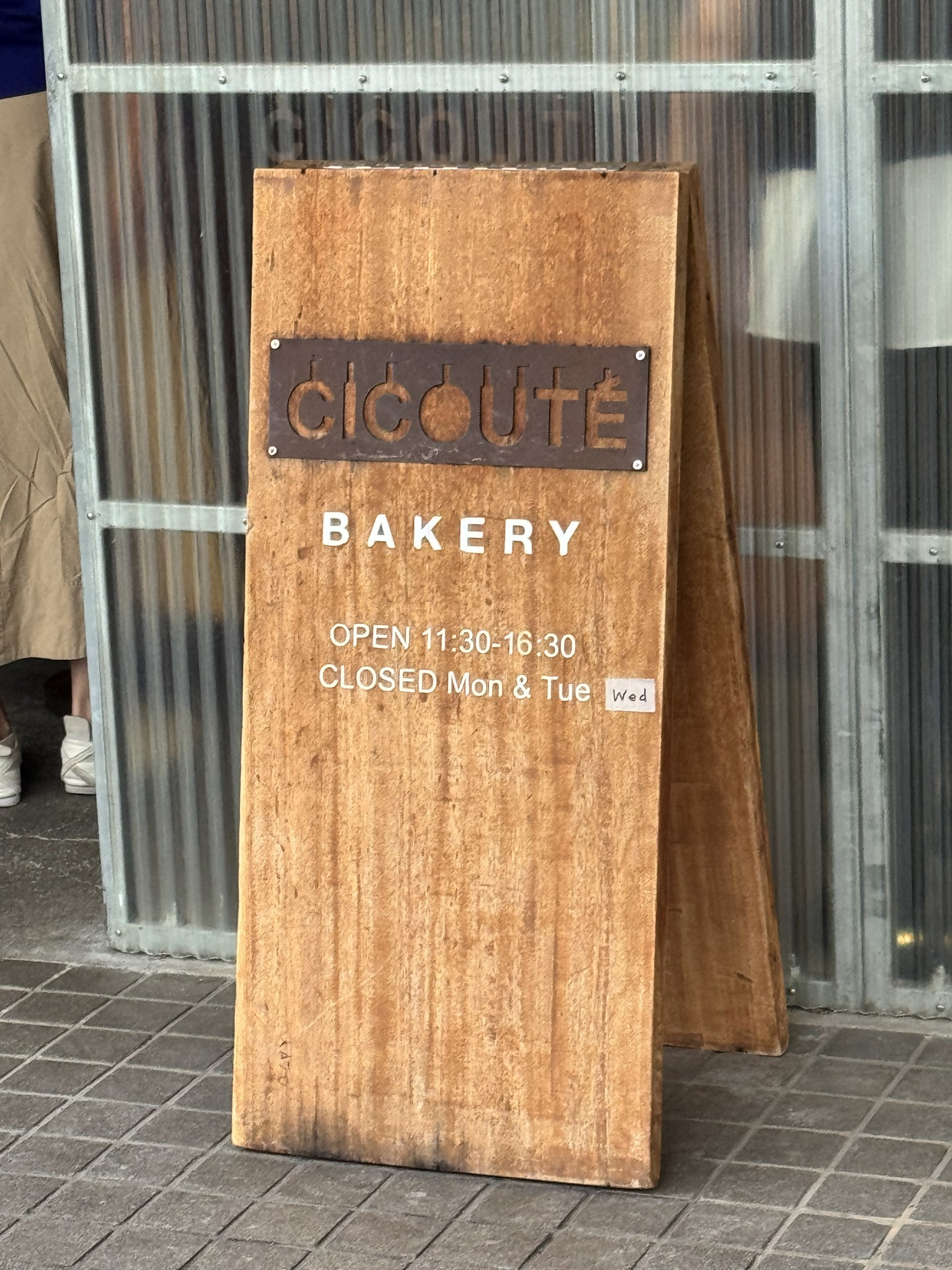 CICOUTE BAKERYの営業時間看板