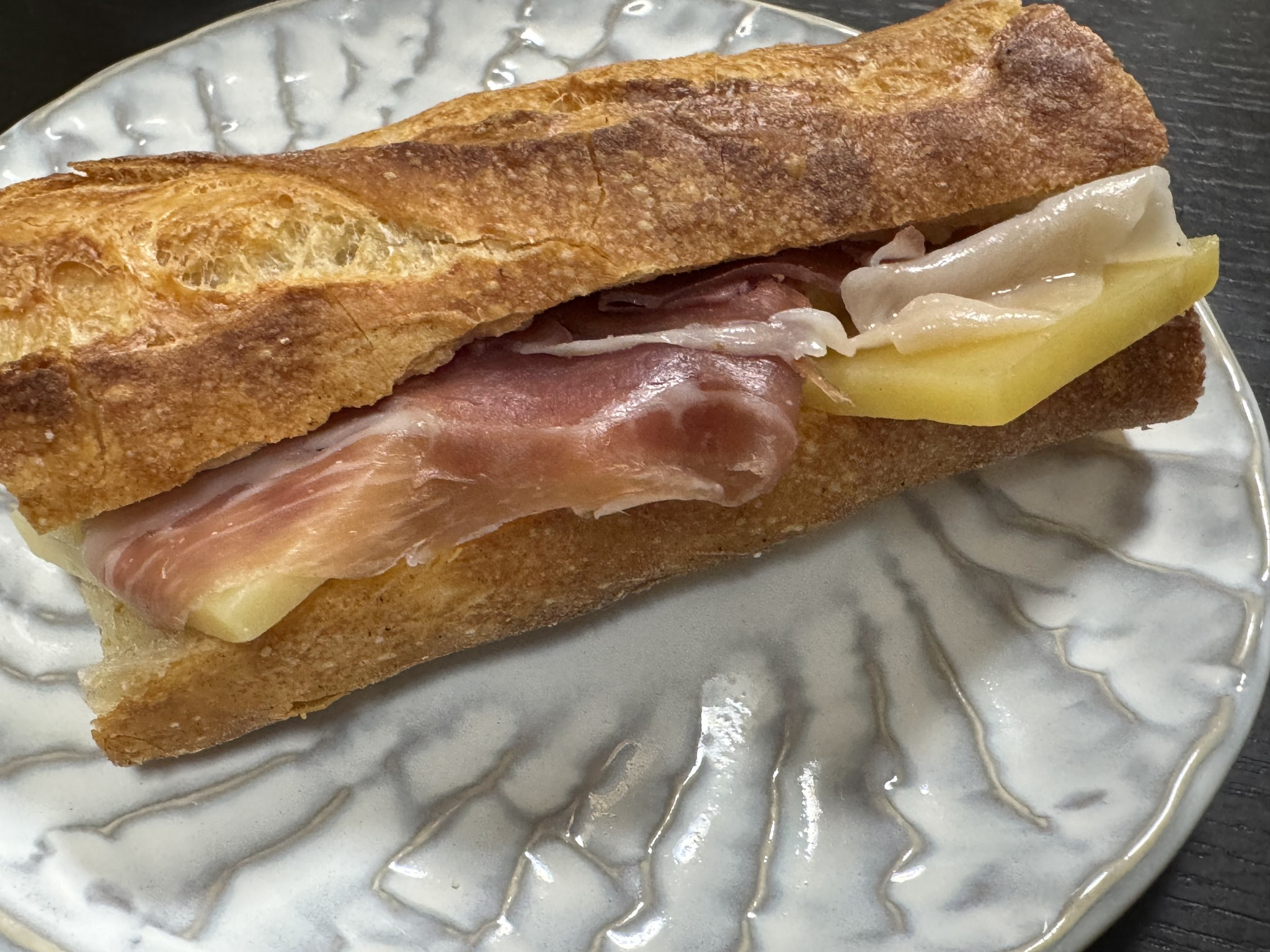 CICOUTE BAKERYのハムとチーズのバゲットサンド