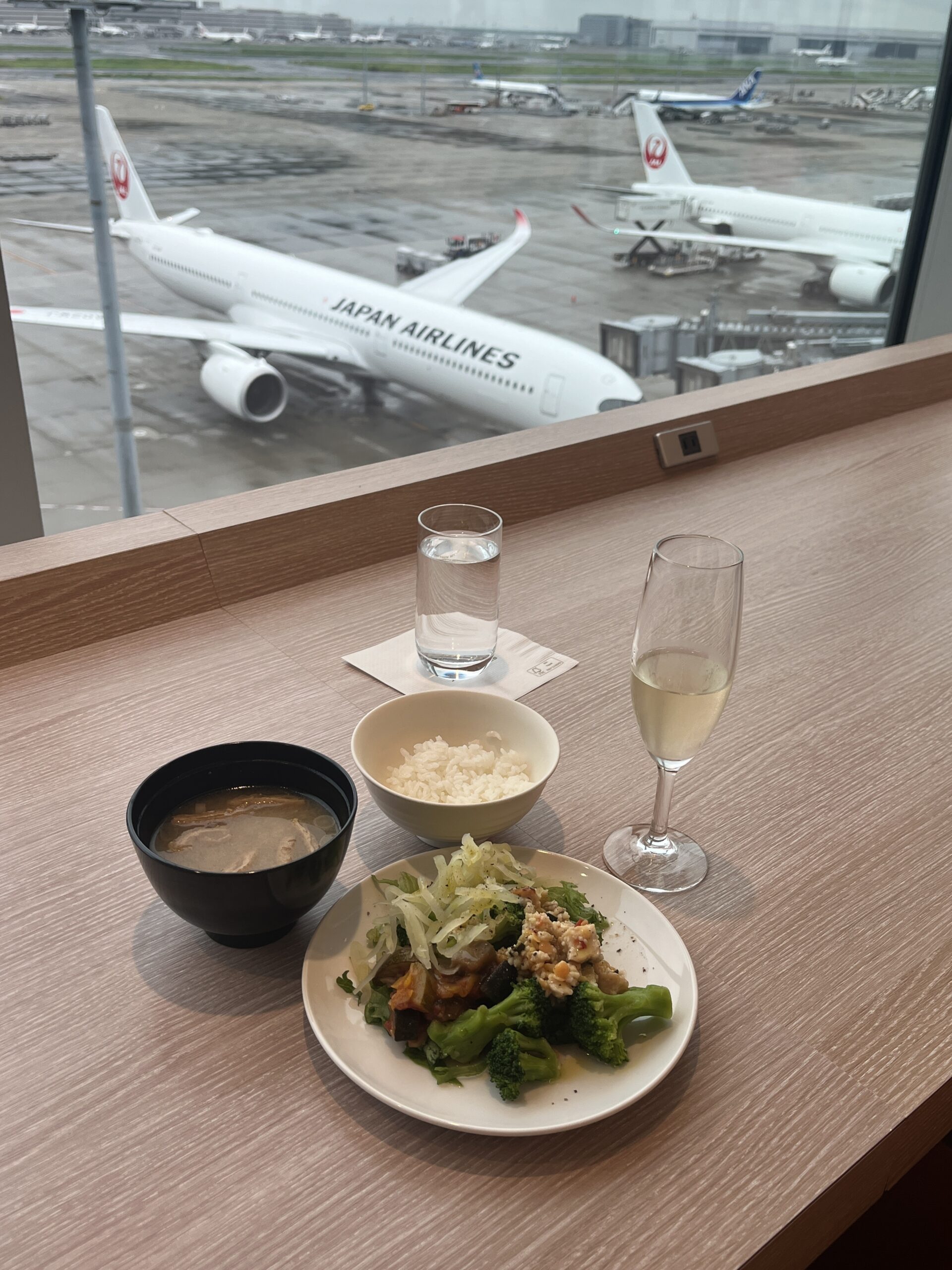 窓際での食事
