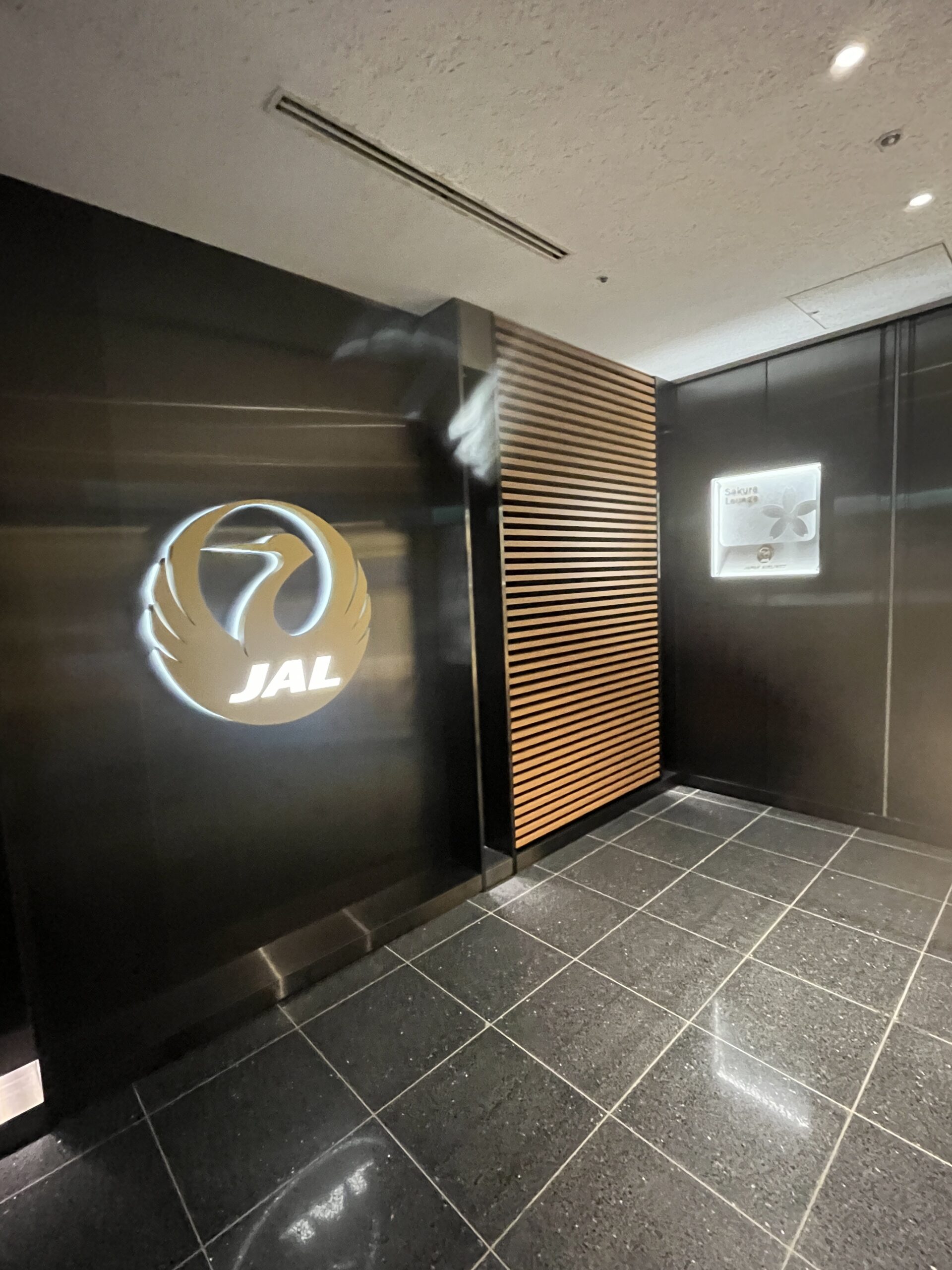 4階サクララウンジ入口