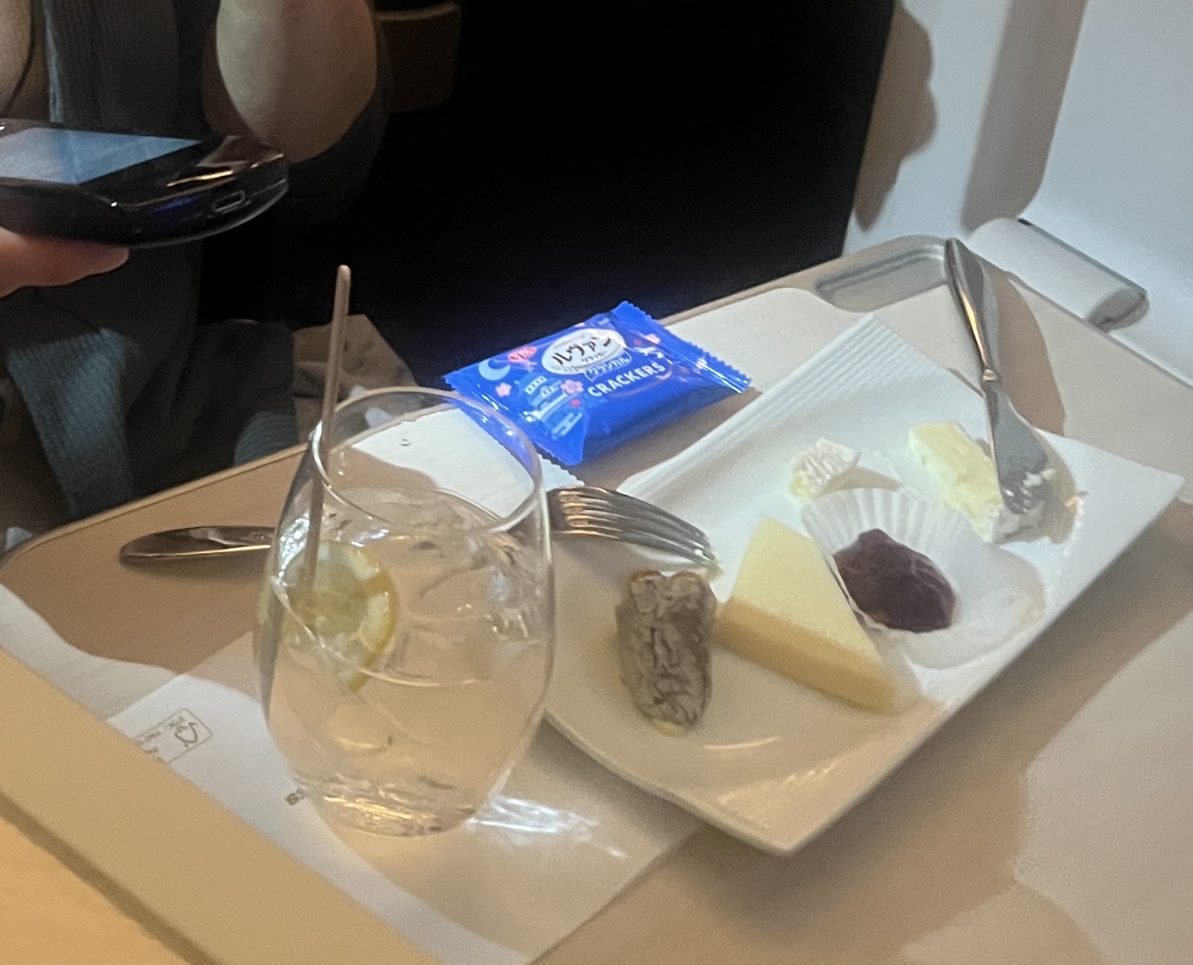 JAL機内のチーズ盛り合わせ