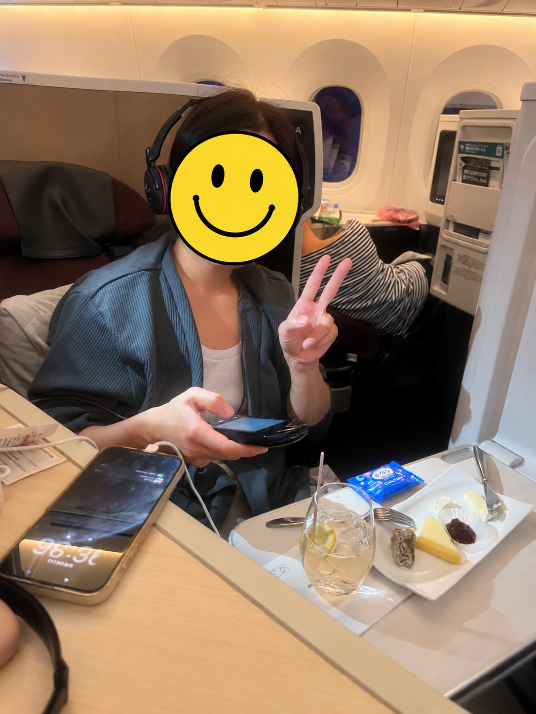 JALビジネスクラスの座席でくつろぐ様子