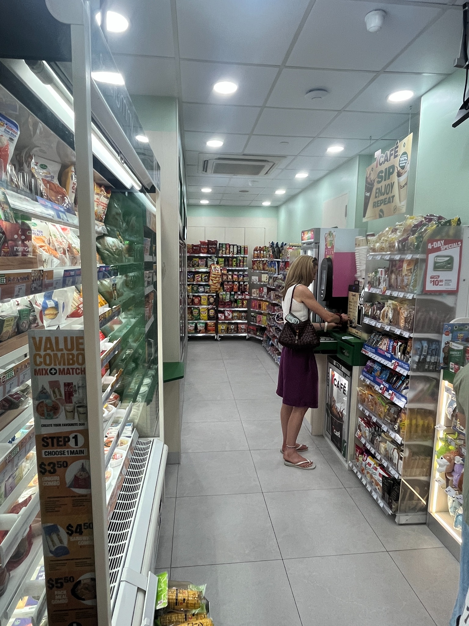 チャイナタウンのセブンイレブン店内