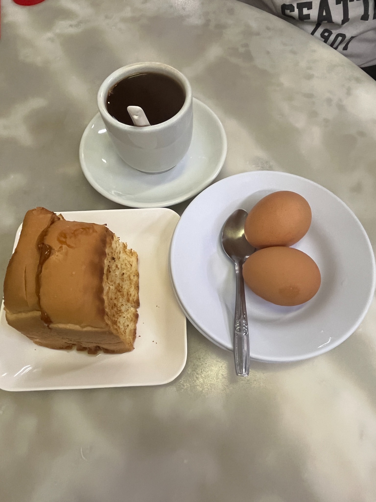 カヤトーストと半熟卵とコーヒーのセット