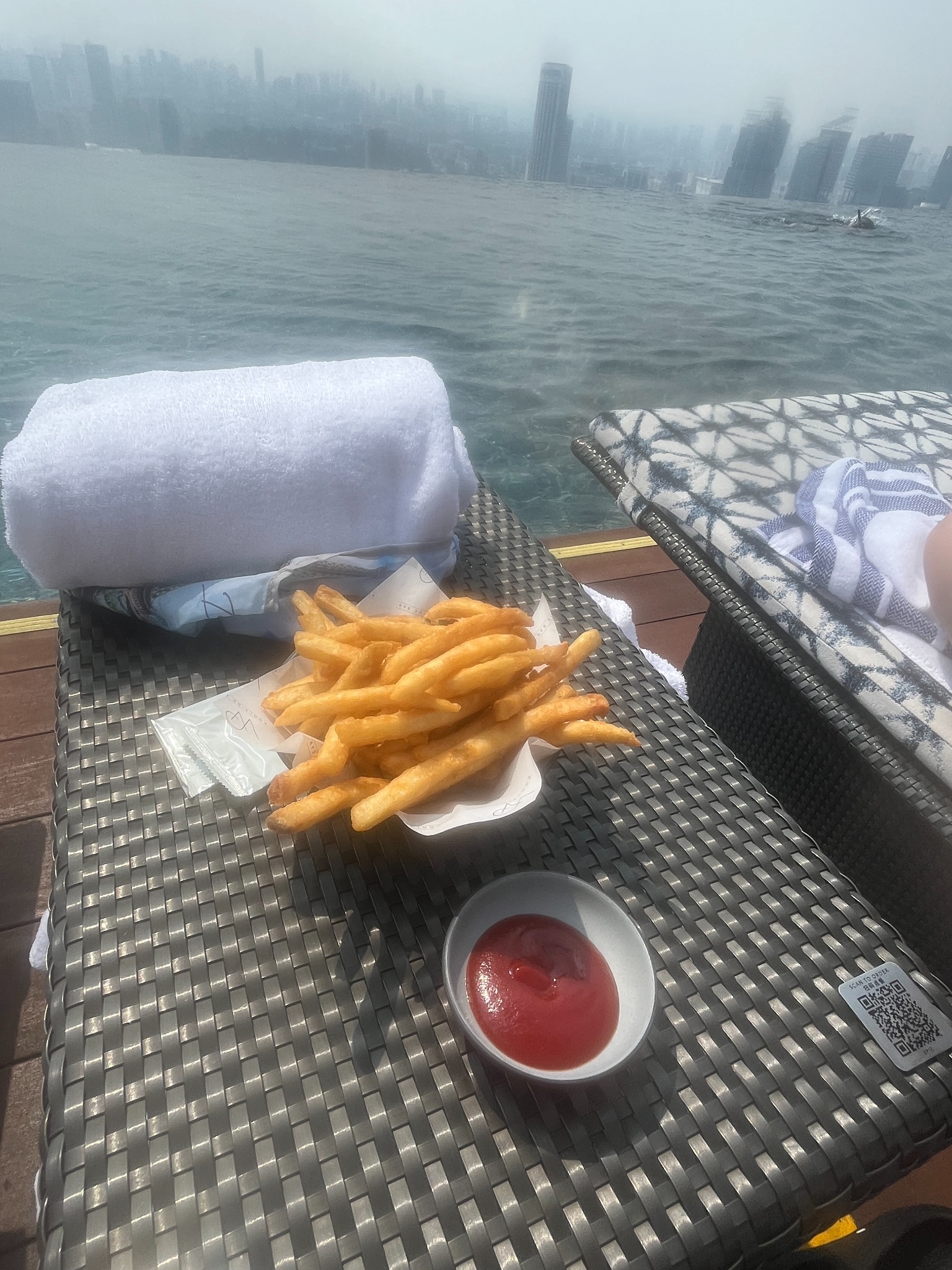 プールサイドの軽食
