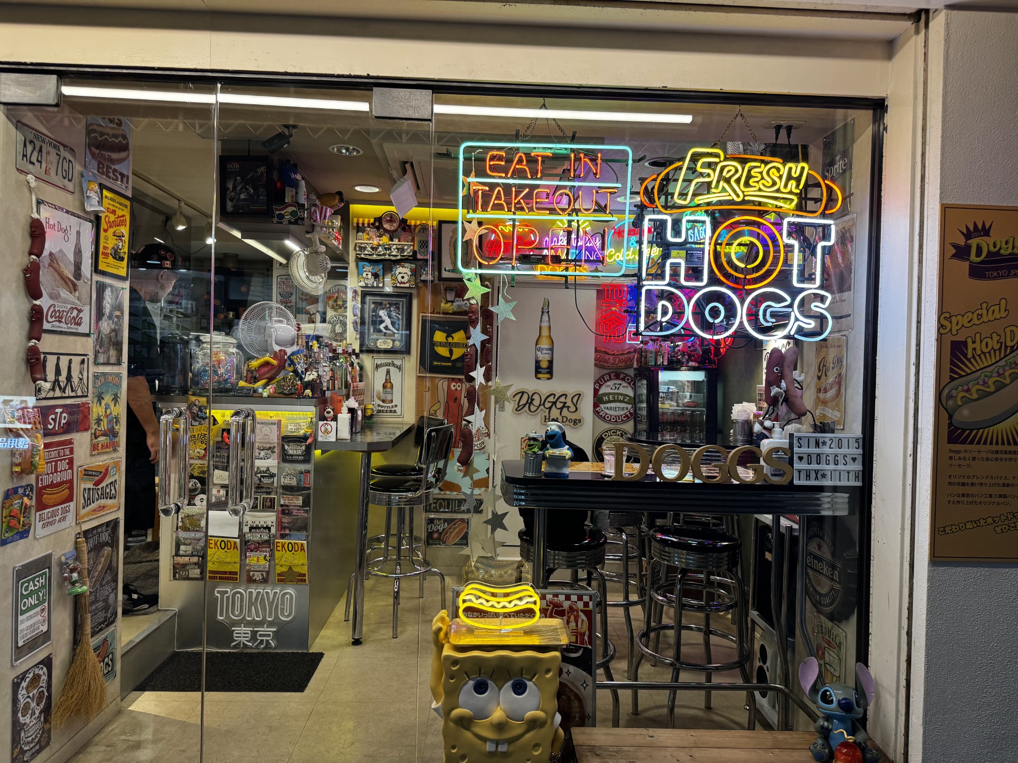 江古田DOGGSのネオンが光る店頭