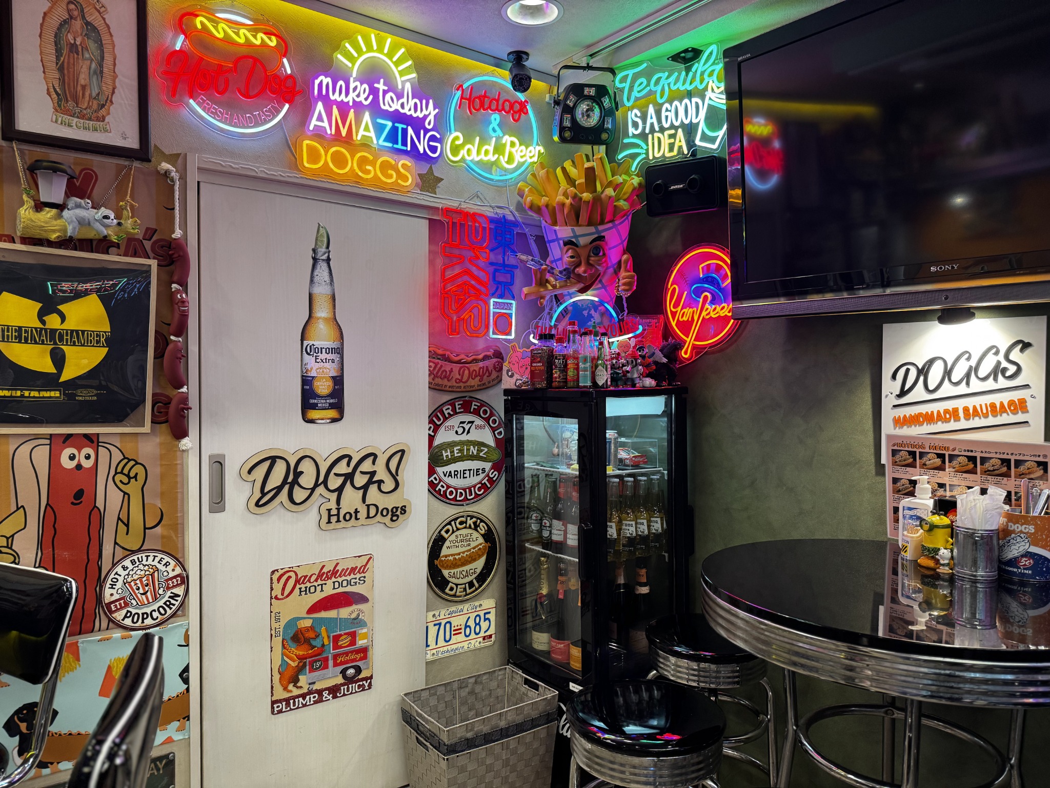 DOGGS江古田のアメリカンな店内