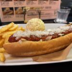 【江古田】国産豚100％の自家製ソーセージ！「DOGGS」でボリューム満点サルサドッグ