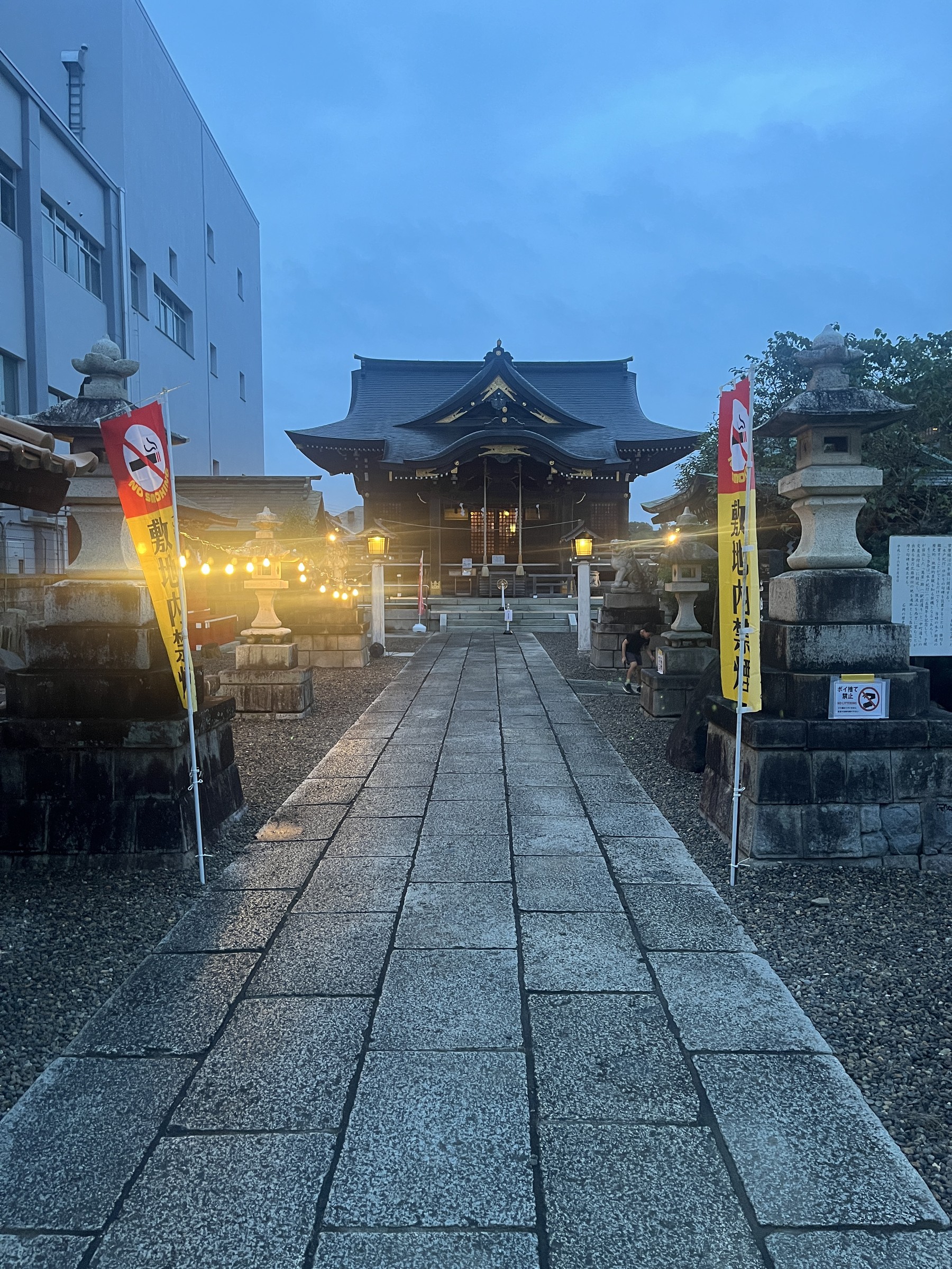 夕暮れの金刀比羅神社参道