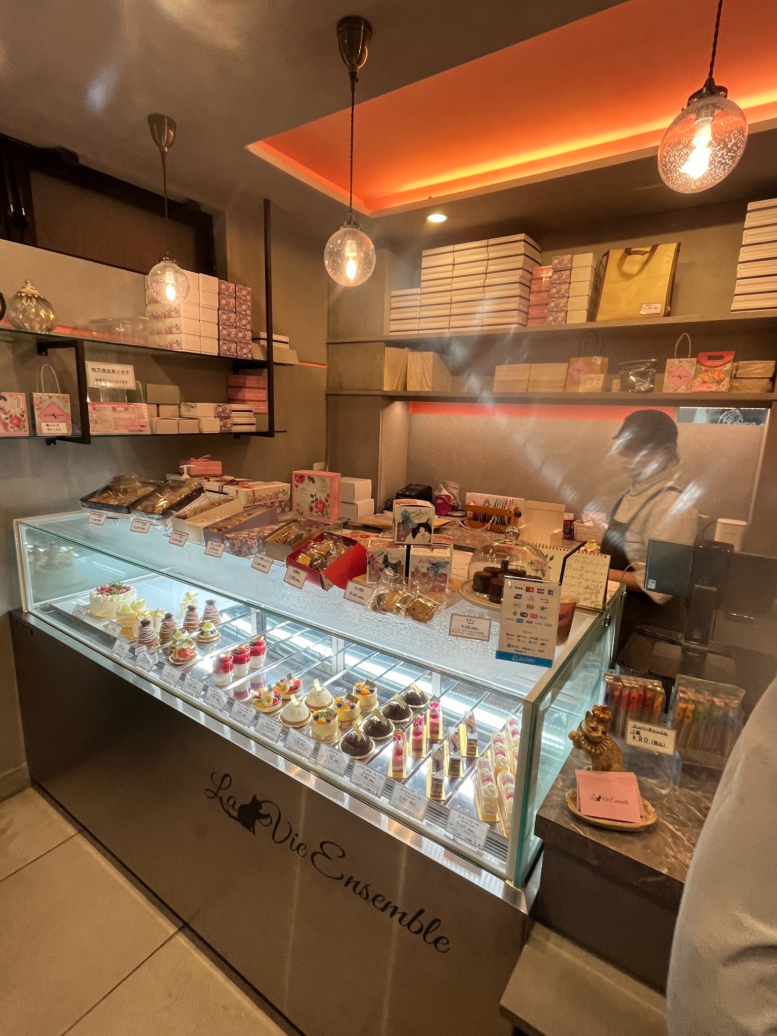 La Vie Ensembleの店内とケーキのショーケース
