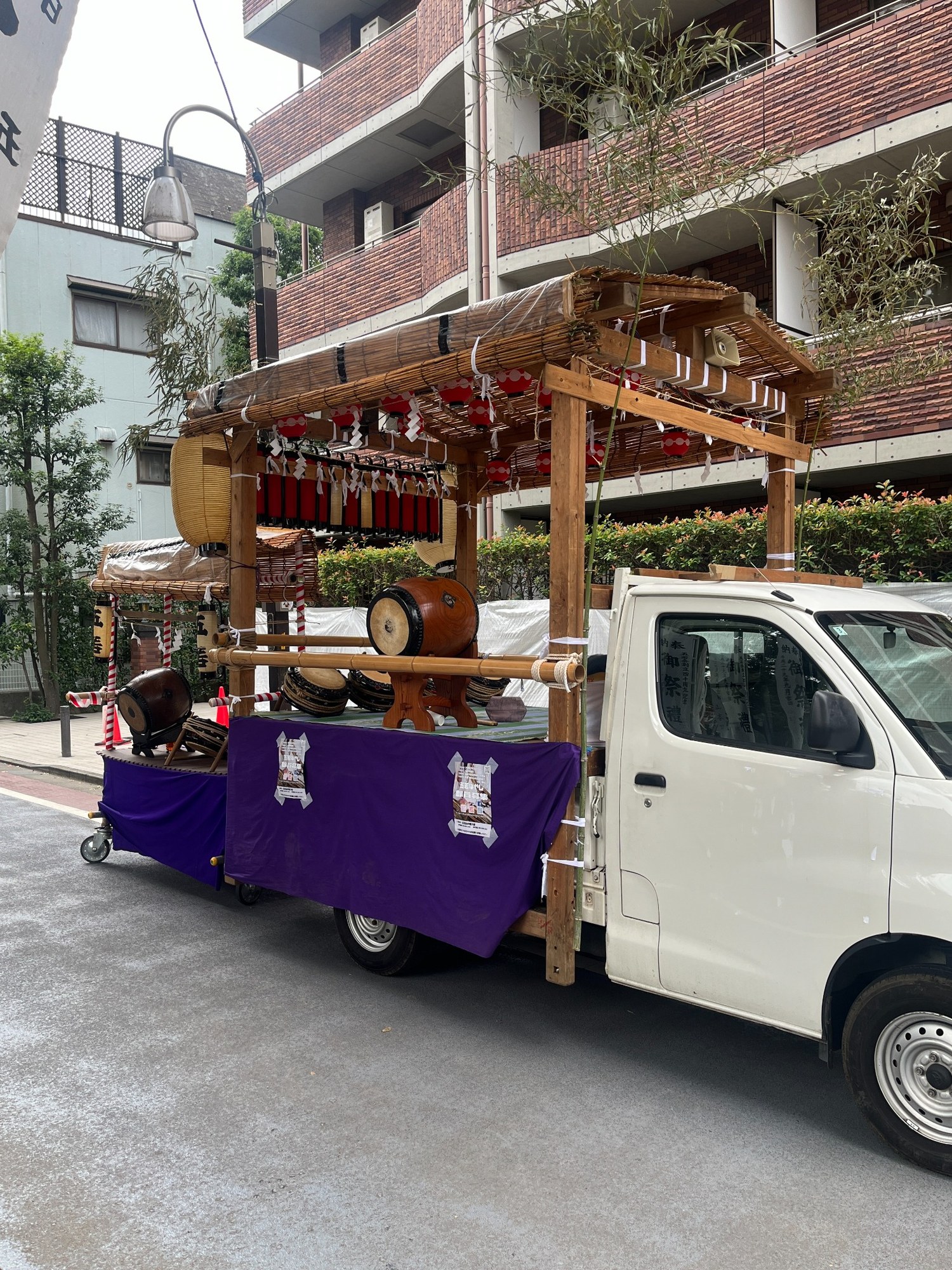 長崎神社例大祭のお囃子の山車を載せた車
