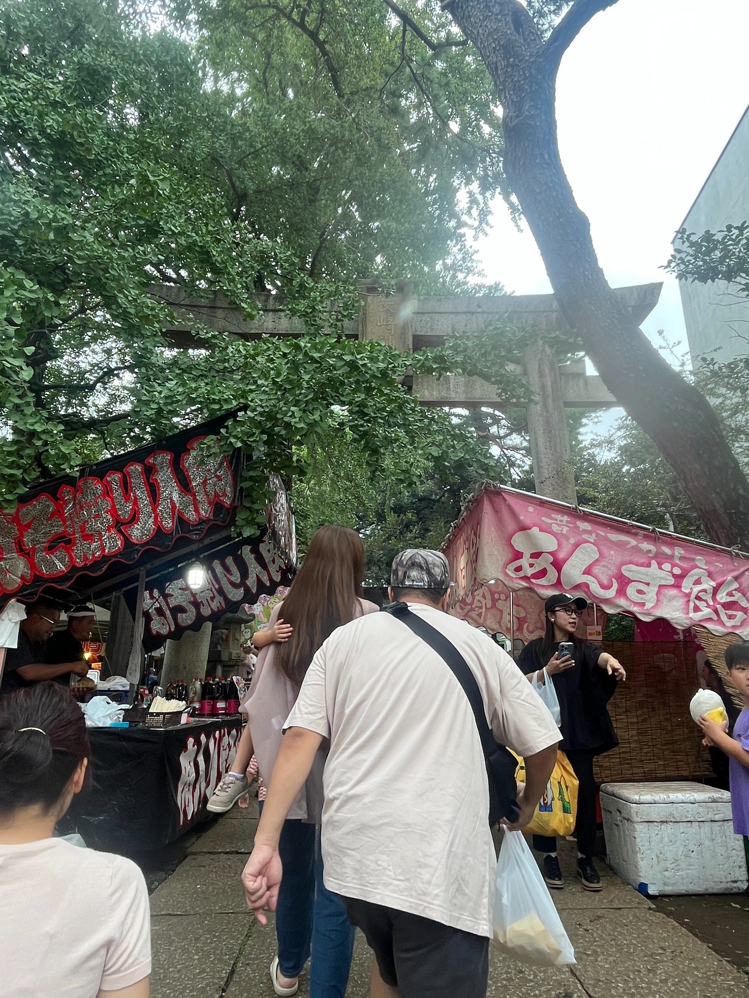 長崎神社例大祭の日の鳥居と露店