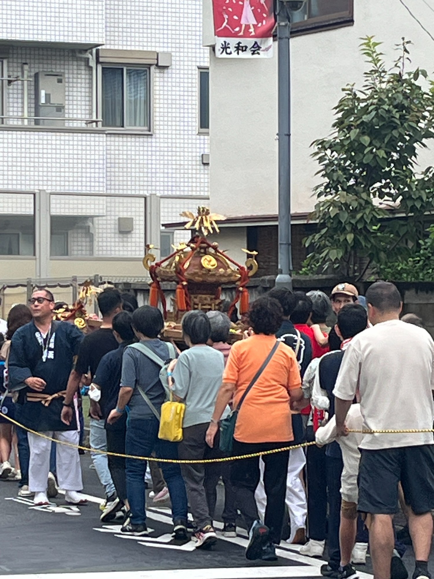 長崎神社例大祭の町神輿と見物客