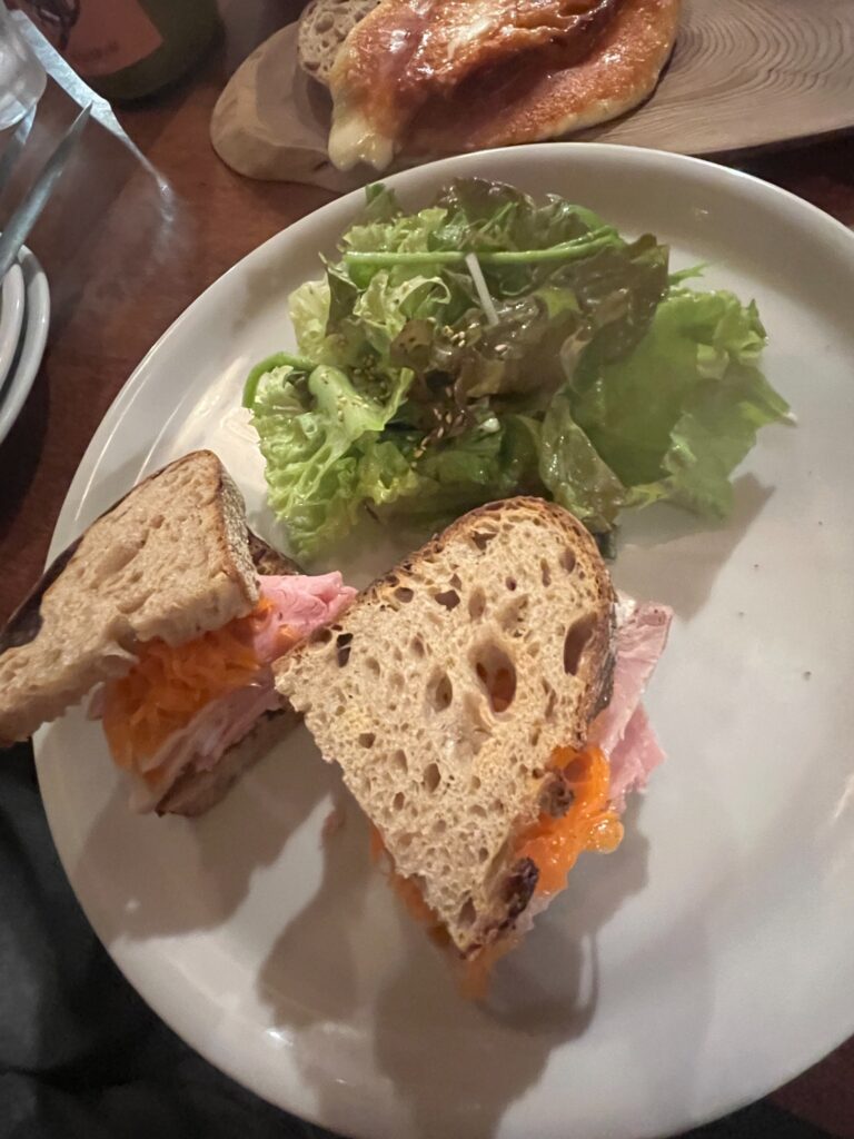 【江古田】パーラー江古田でパン飲み！自家製ハムサンドと焼きカチョカヴァッロ、沖縄ぜんざい