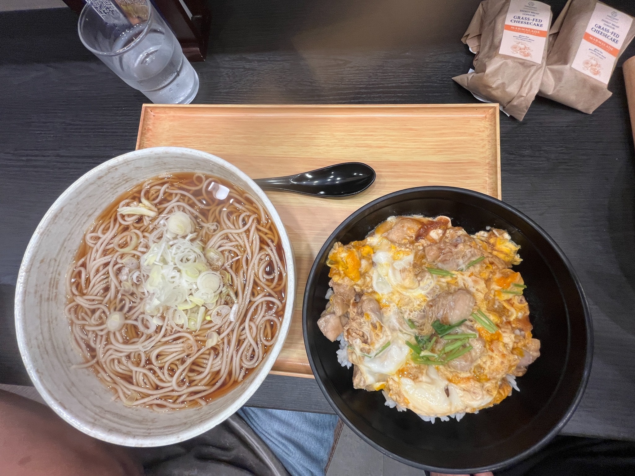 小諸そばの温かいそばと親子丼