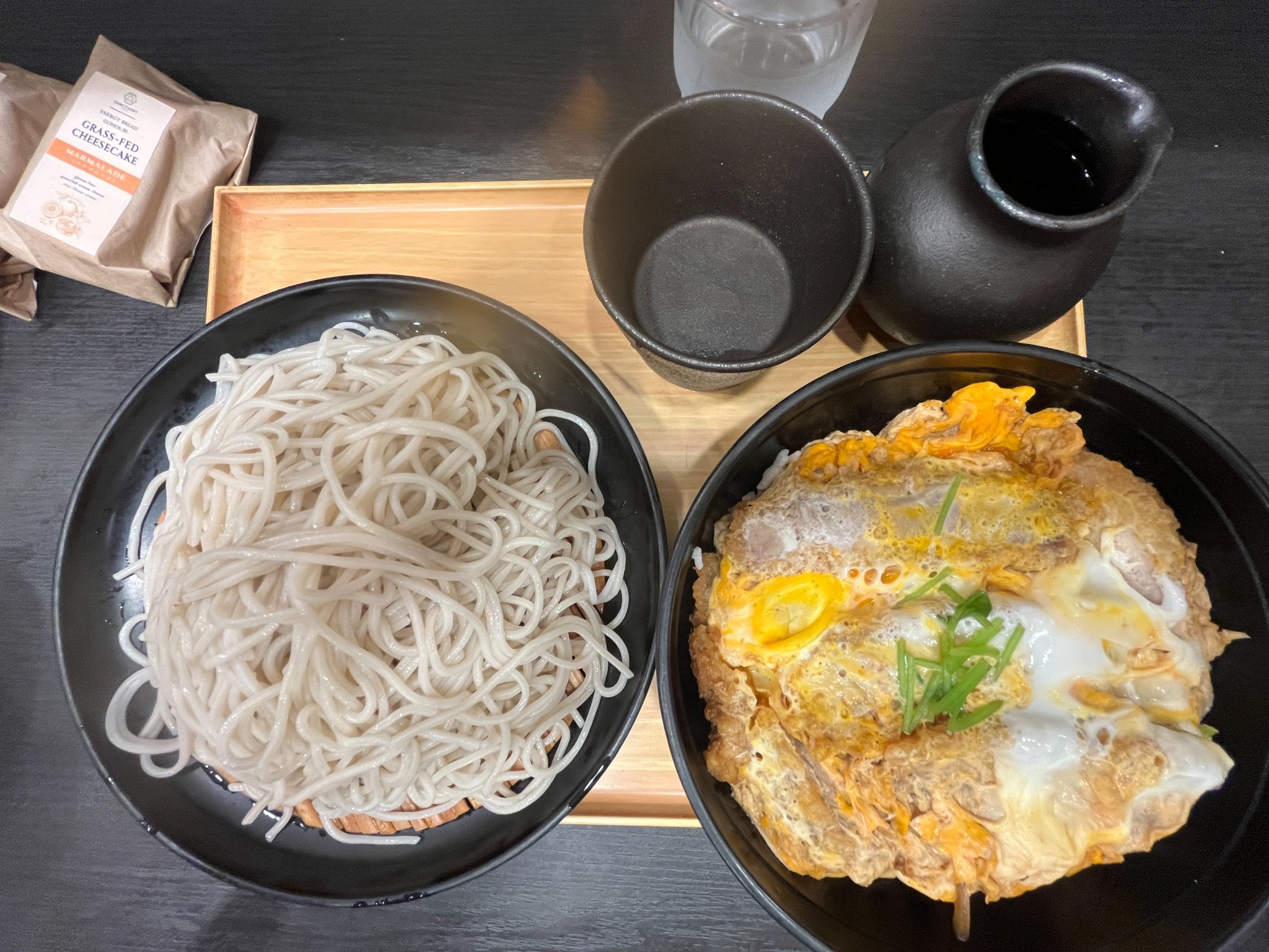 小諸そばの冷たいもりそばと親子丼