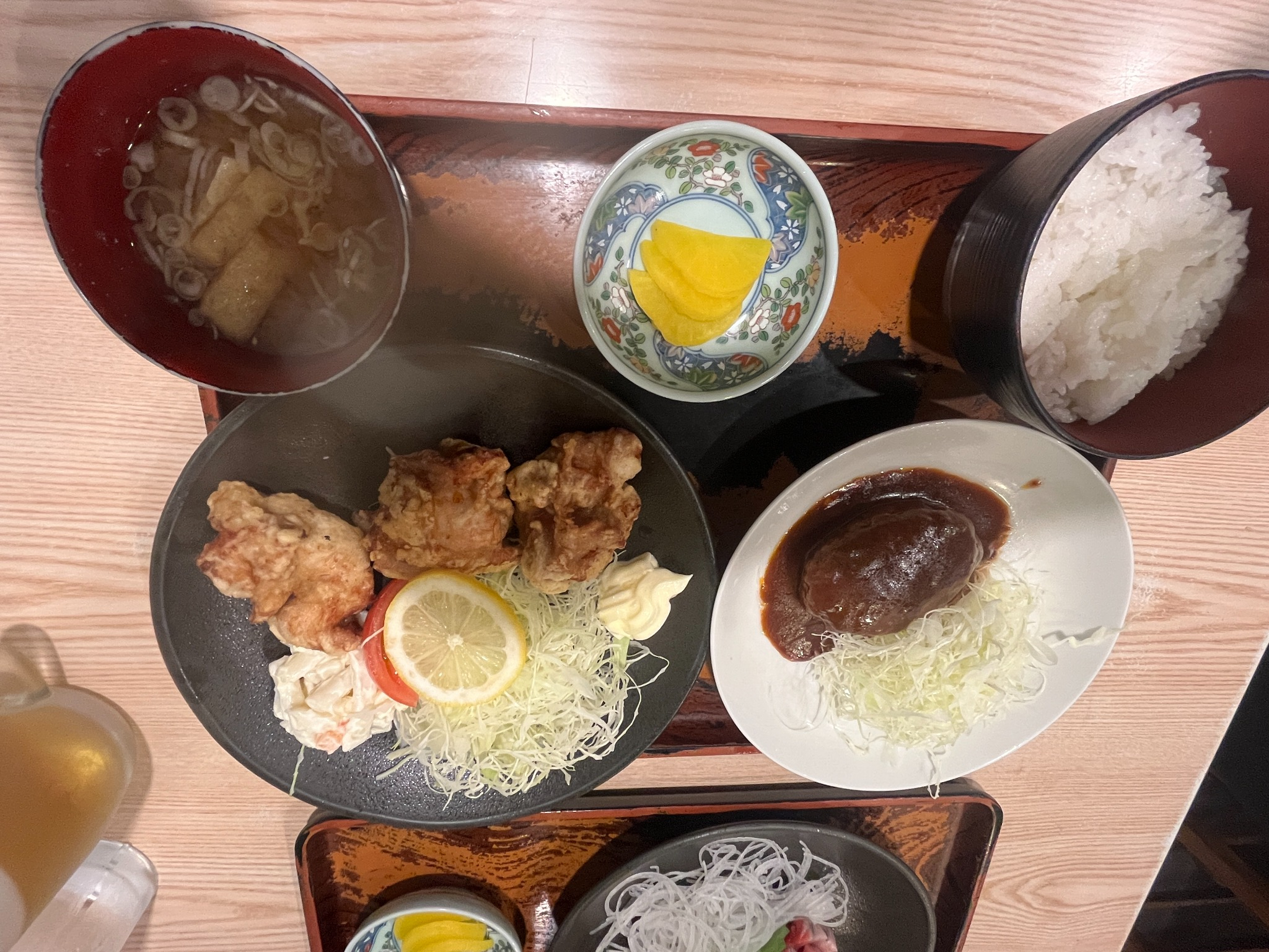 割烹・定食さがらの鳥唐揚げとハンバーグ定食