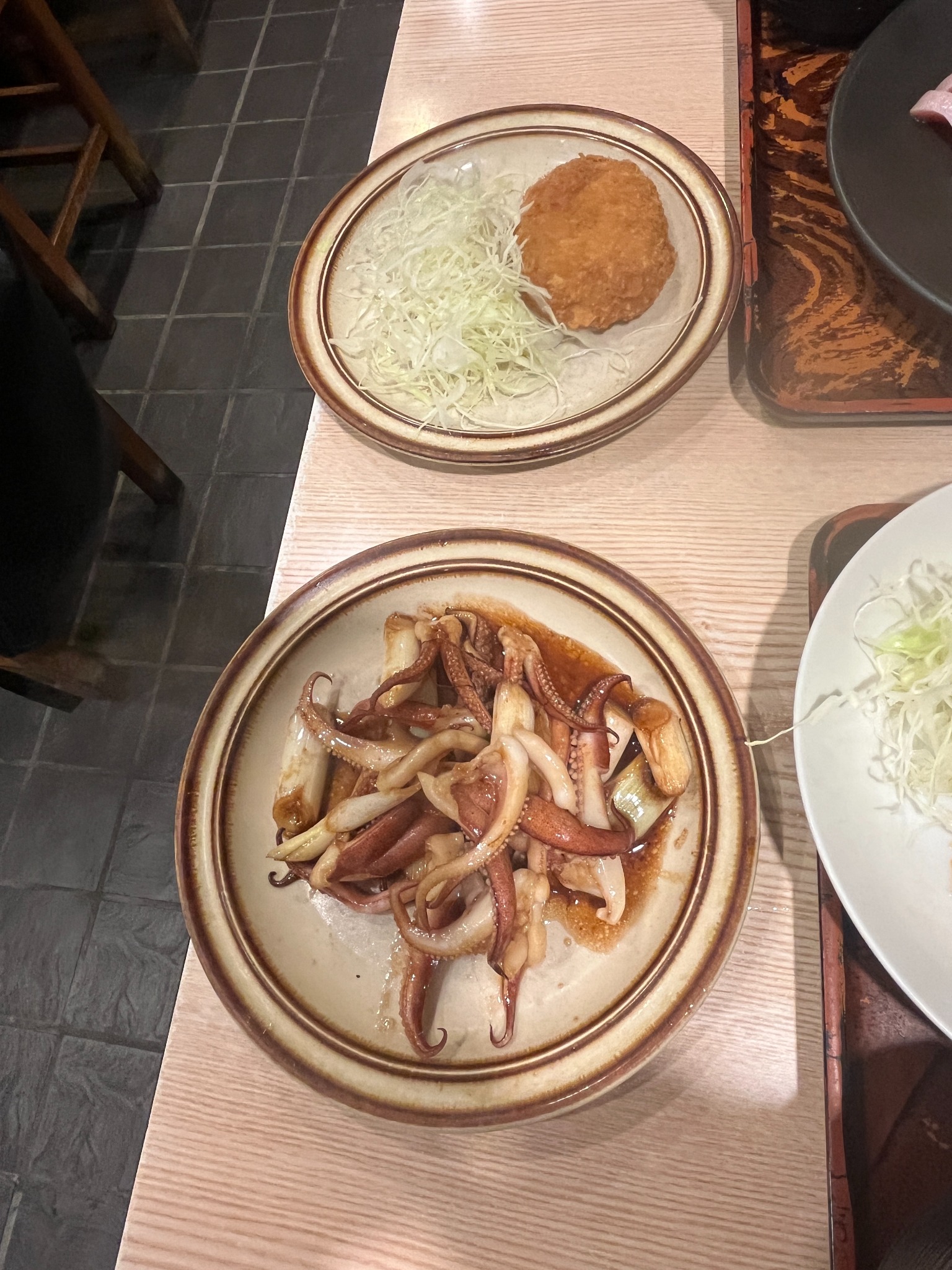 割烹・定食さがらのげそバター炒めとコロッケ