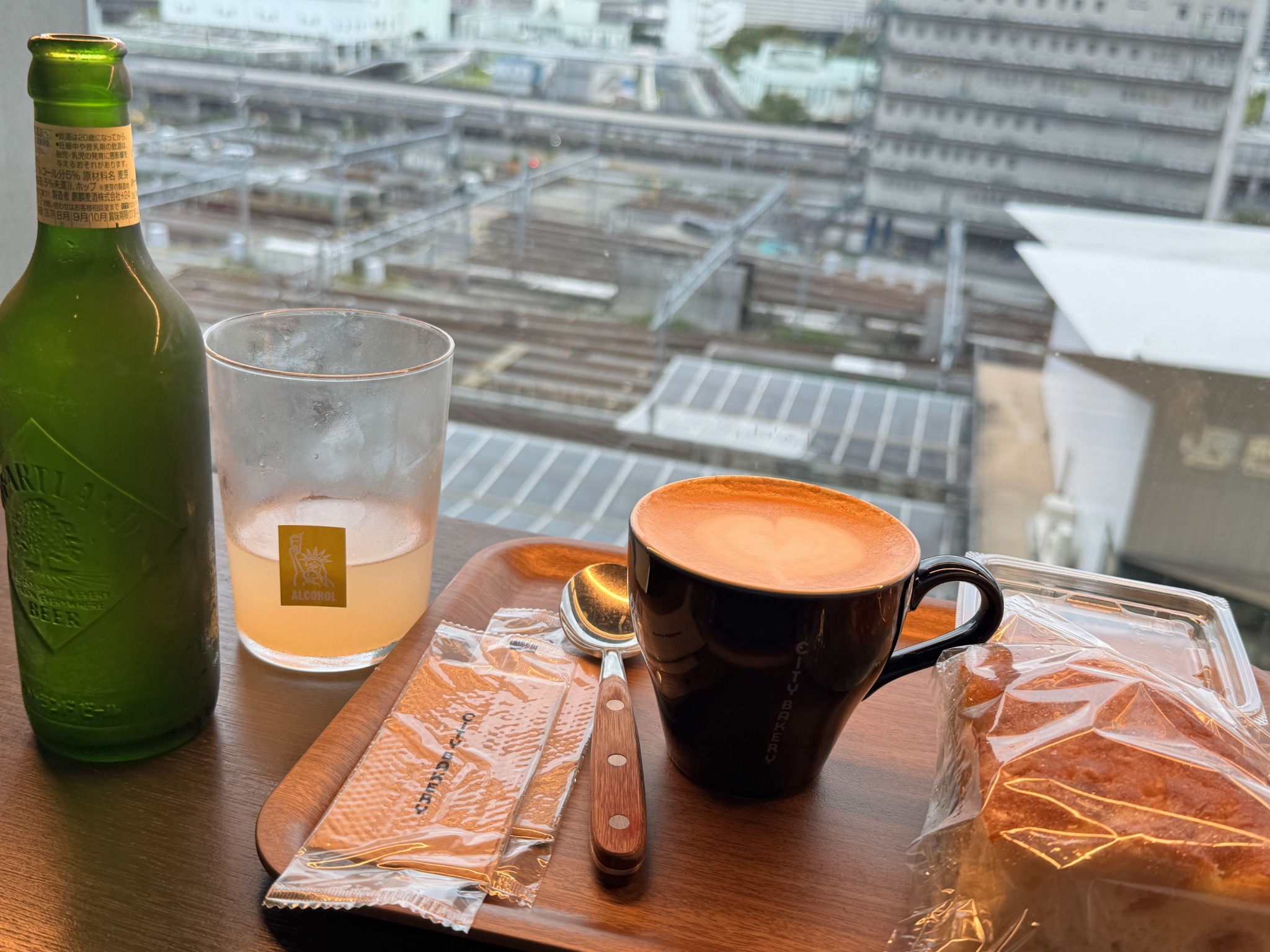 THE CITY BAKERYの窓際で楽しむドリンク